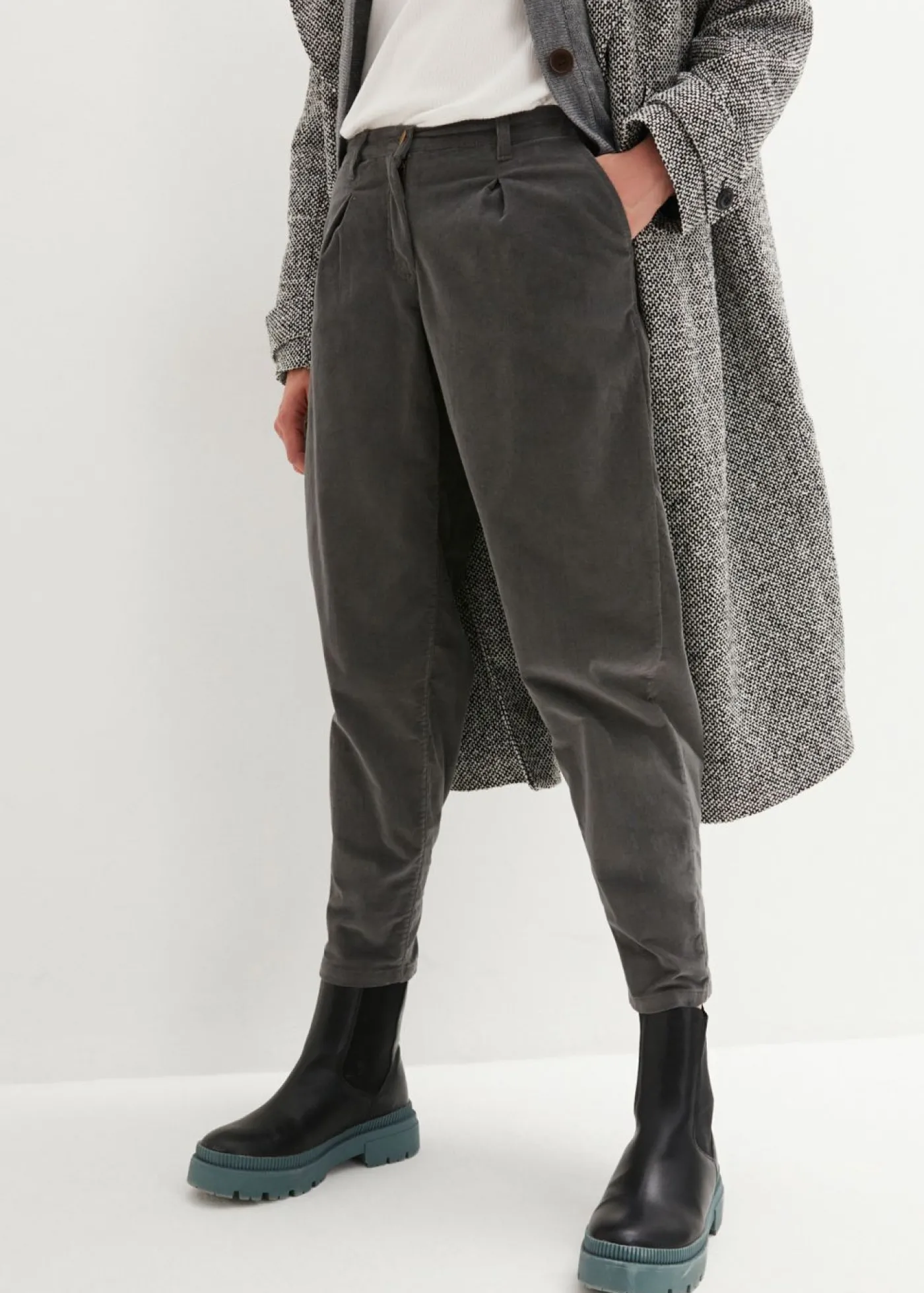 bonprix bonprix Pantalón de pana con algodón orgánico y corte bombacho Gris oscuro Clearance