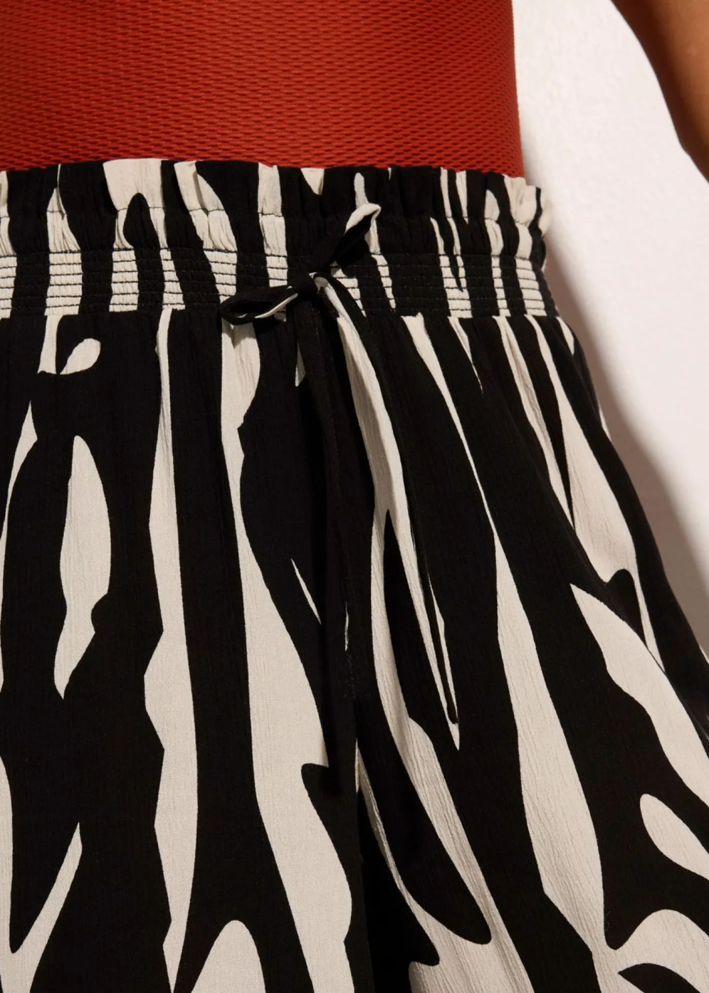 bonprix bonprix Pantalón de playa de viscosa fluida Negro-beige New