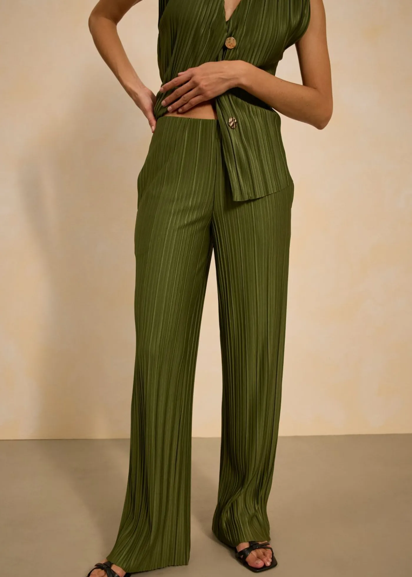 bonprix bonprix Pantalón de punto con plisado caqui oscuro Outlet