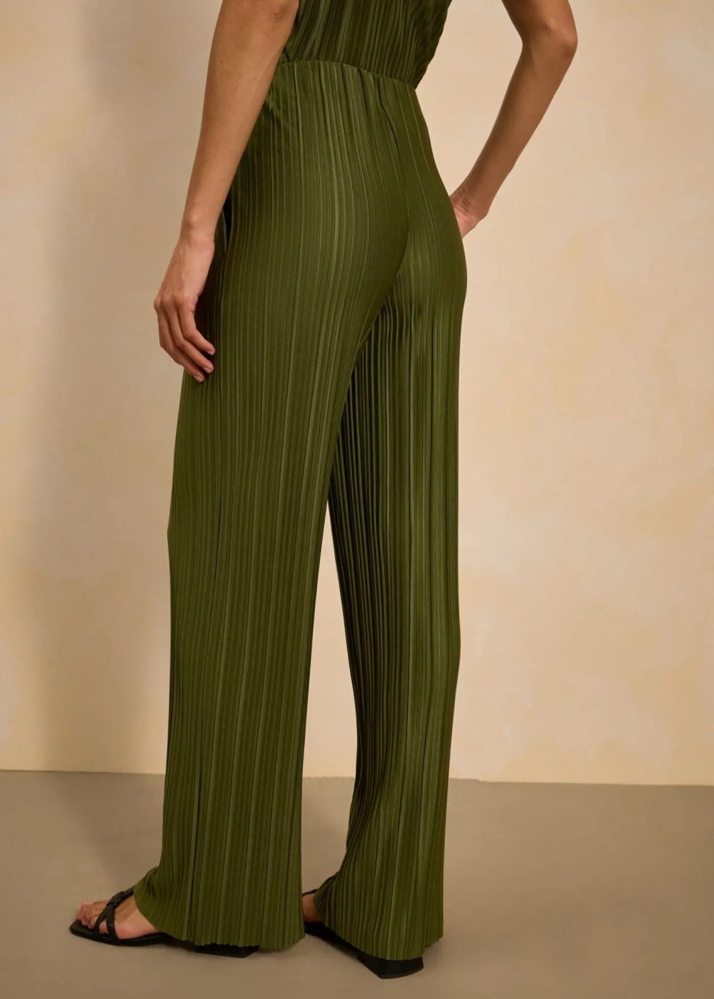 bonprix bonprix Pantalón de punto con plisado caqui oscuro Outlet