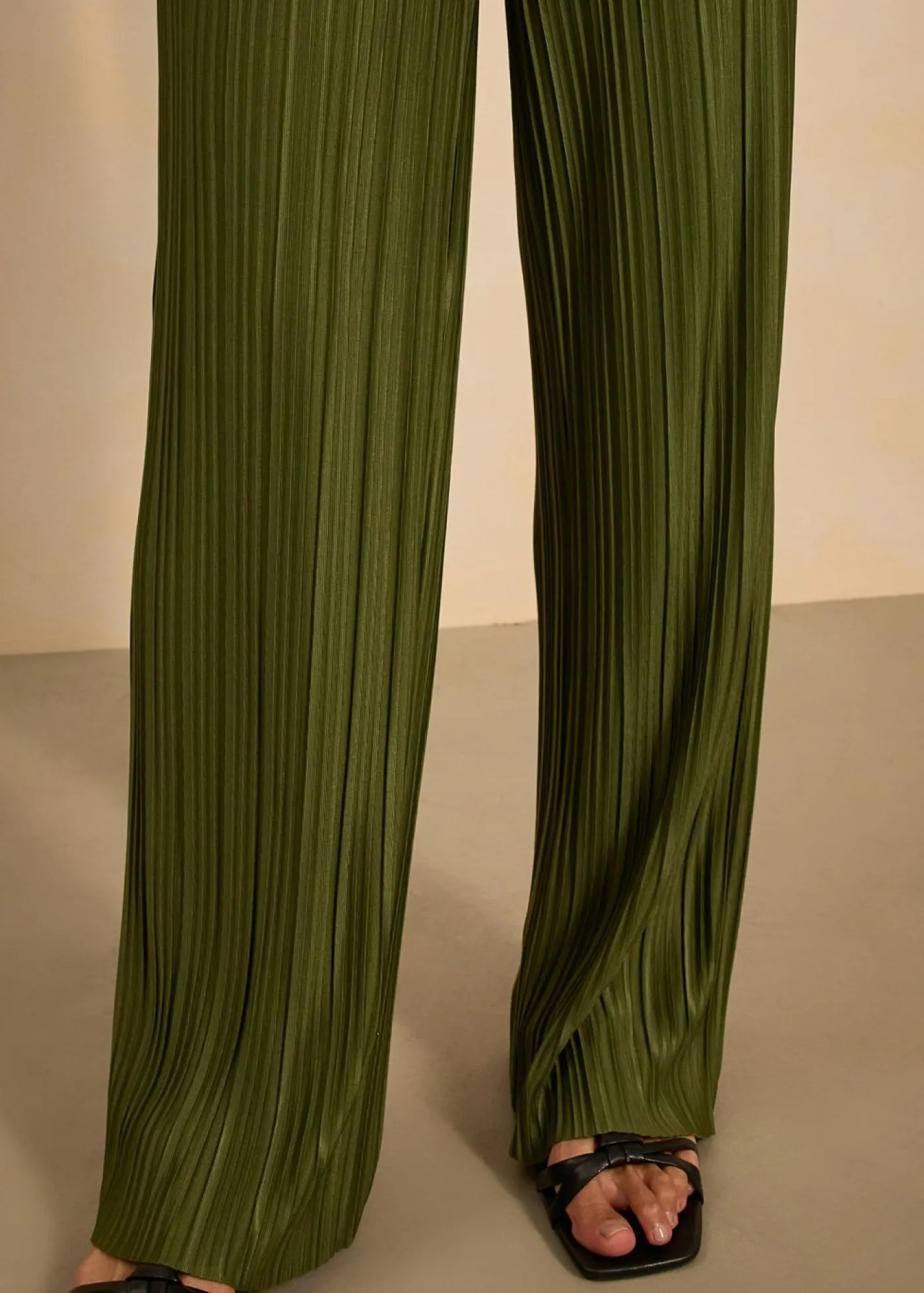 bonprix bonprix Pantalón de punto con plisado caqui oscuro Outlet