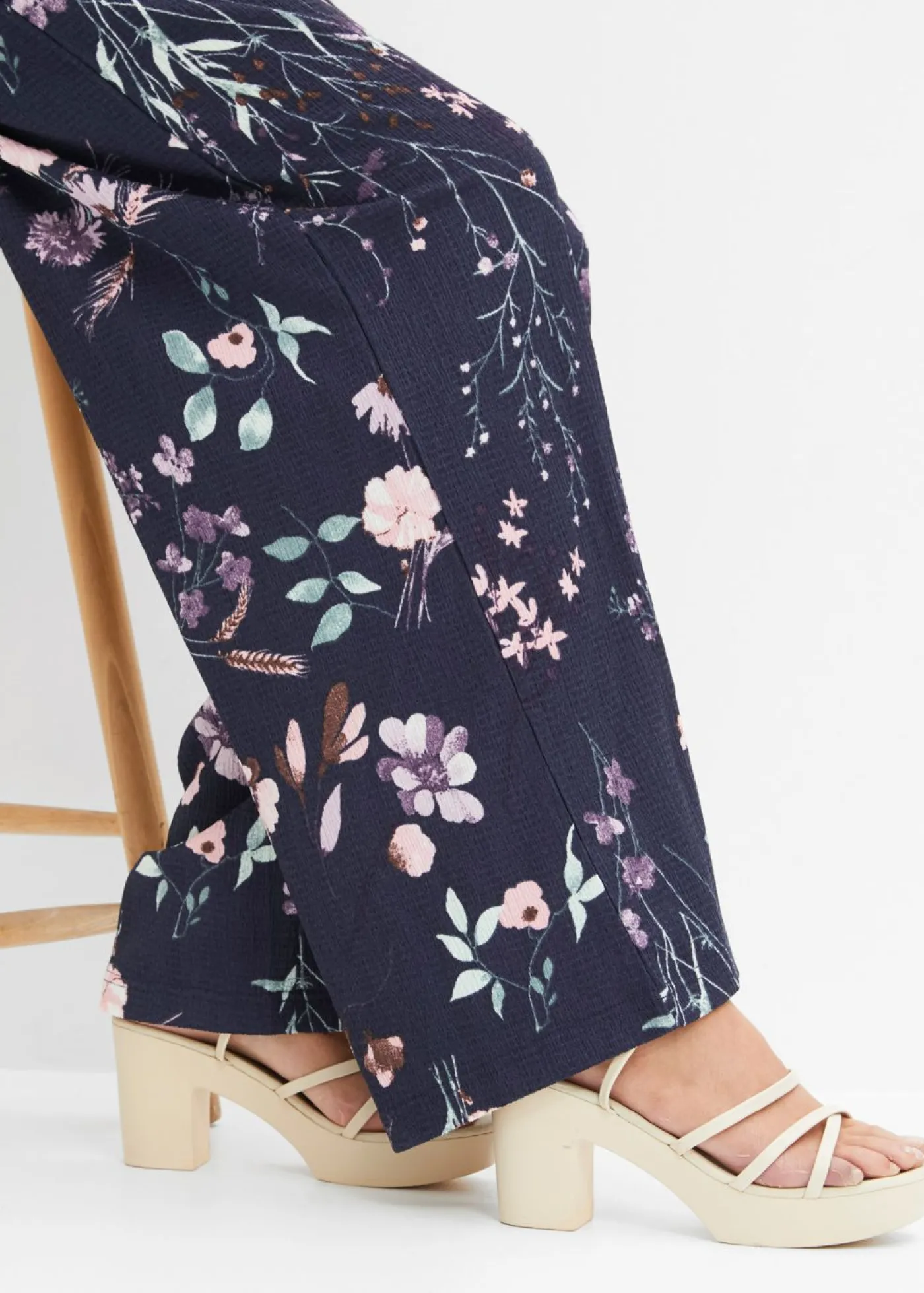 bonprix bonprix Pantalón de punto de crepé ligero azul marino con flores Outlet