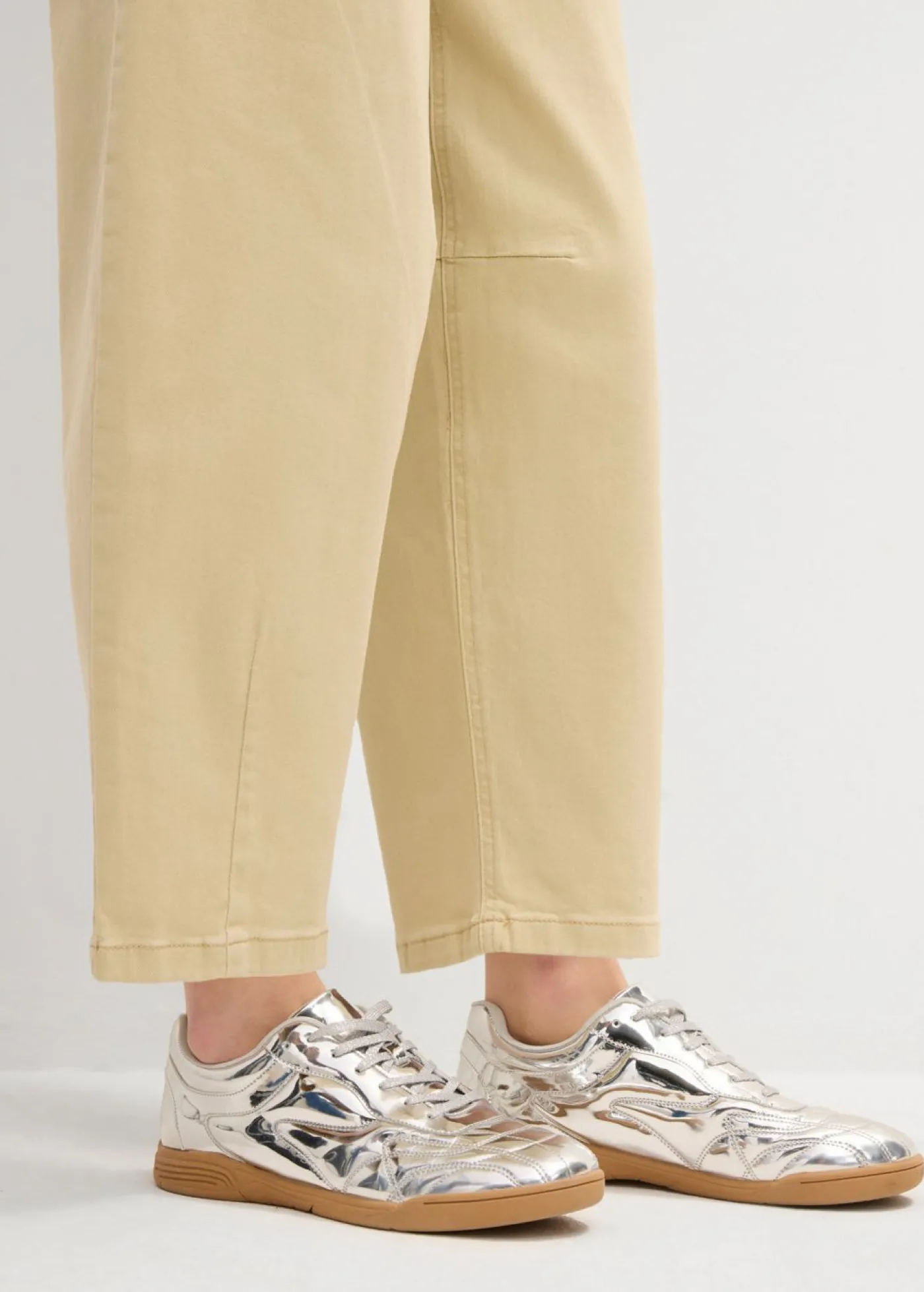 bonprix bonprix Pantalón de sarga en mezcla de algodón elástico Beige verdoso Clearance