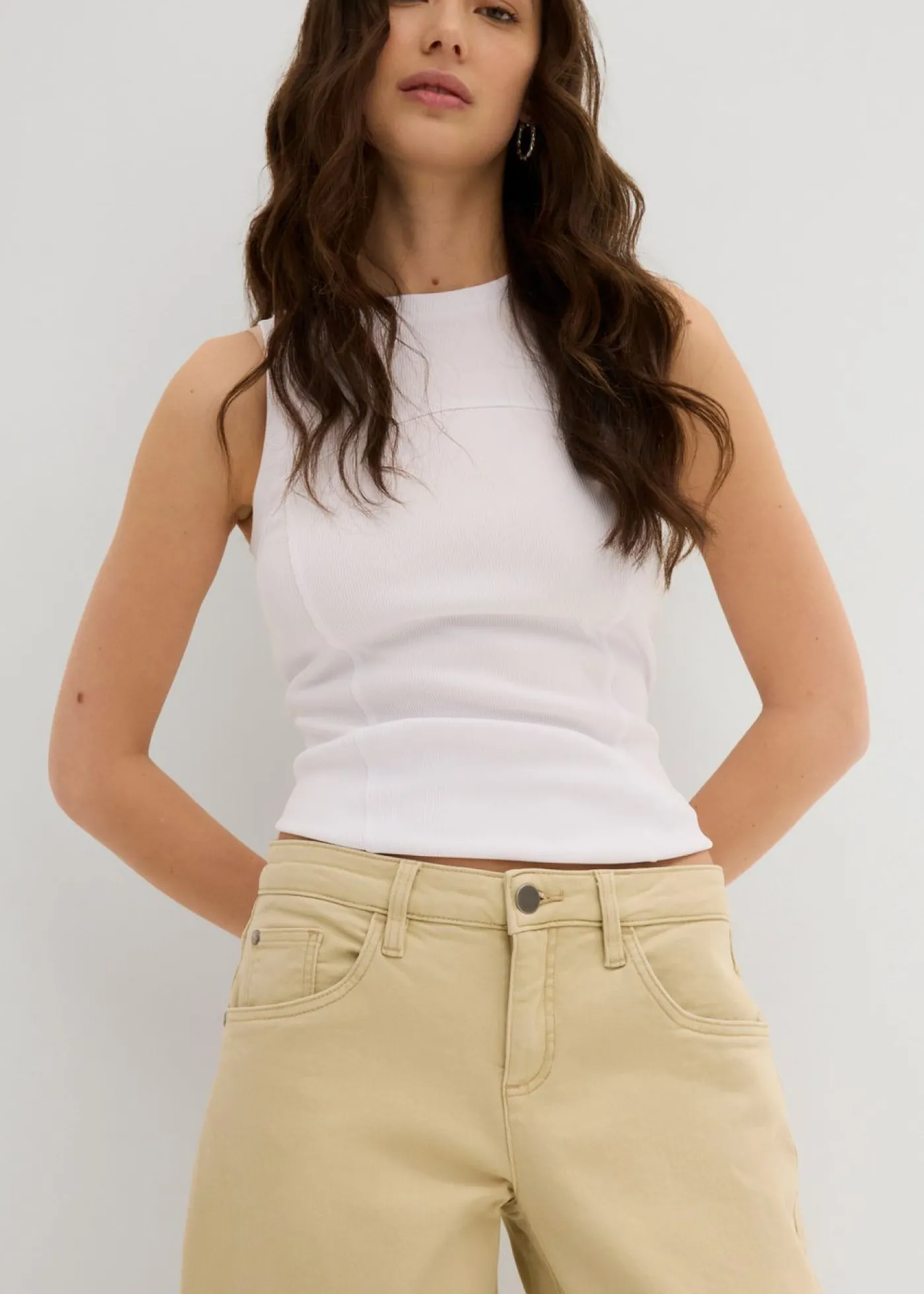 bonprix bonprix Pantalón de sarga en mezcla de algodón elástico Beige verdoso Clearance