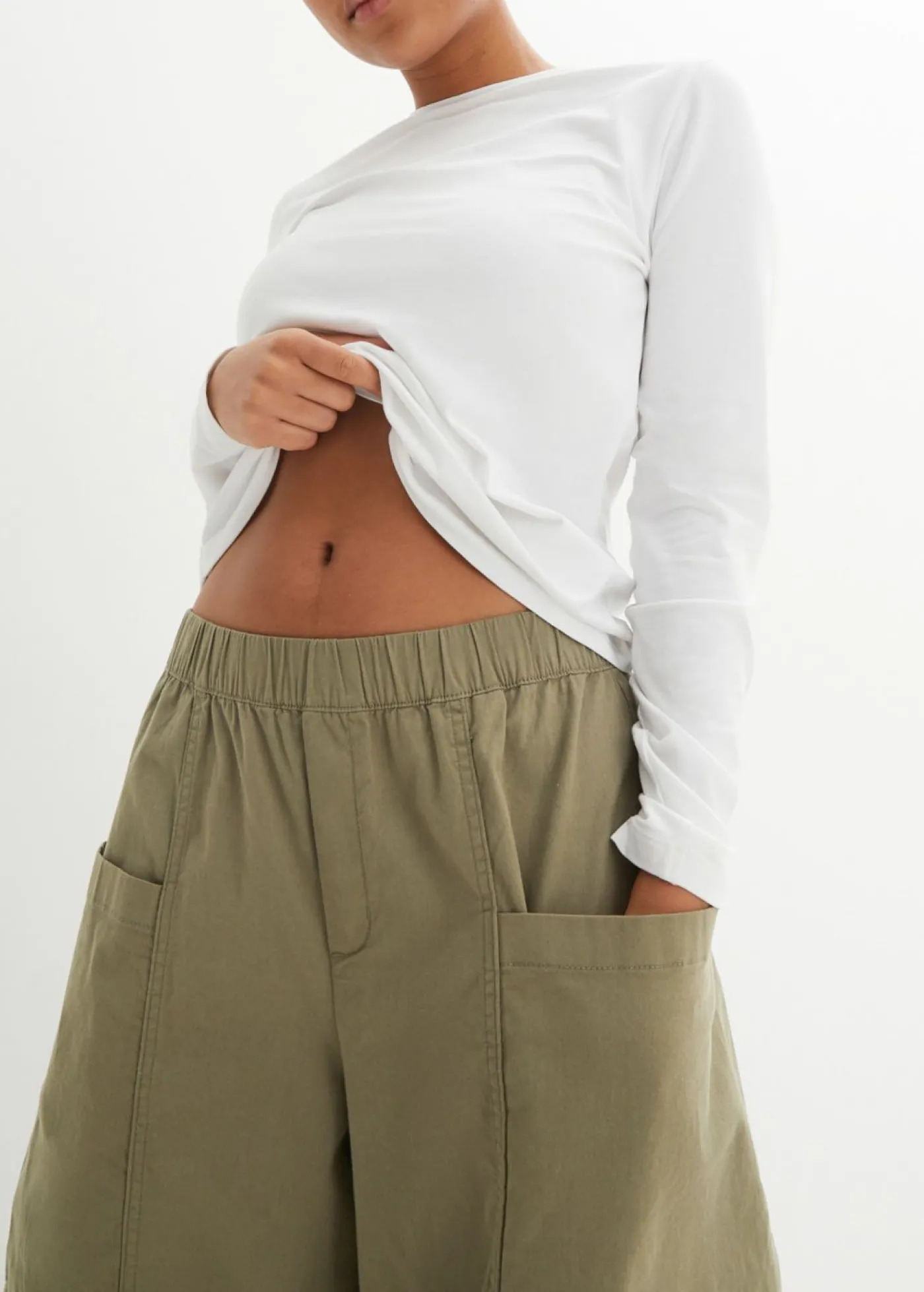 bonprix bonprix Pantalón de sarga ligero, ajuste bombacho Verde oliva Hot