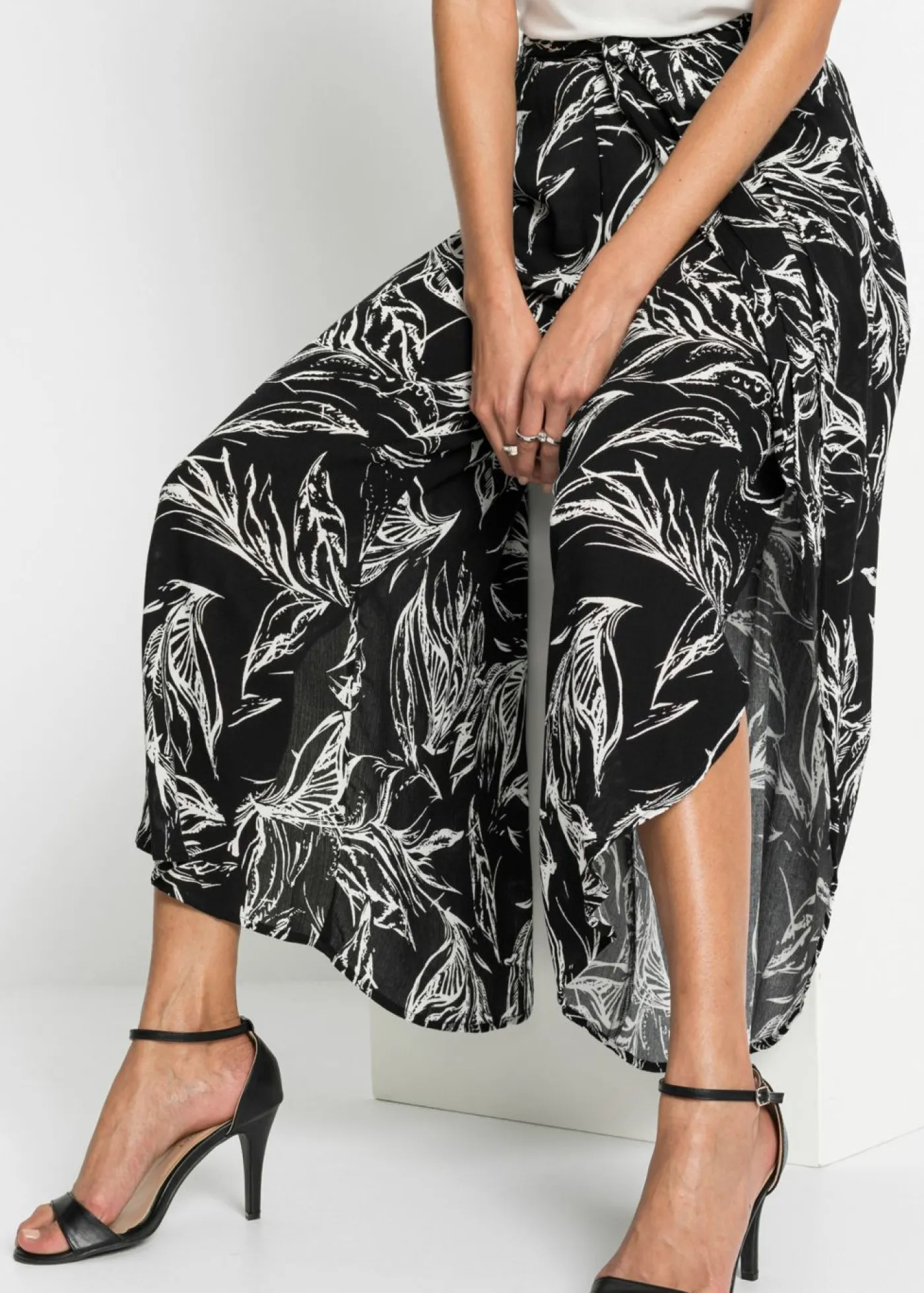 bonprix bonprix Pantalón de viscosa estructurada Negro-blanco de flores Hot