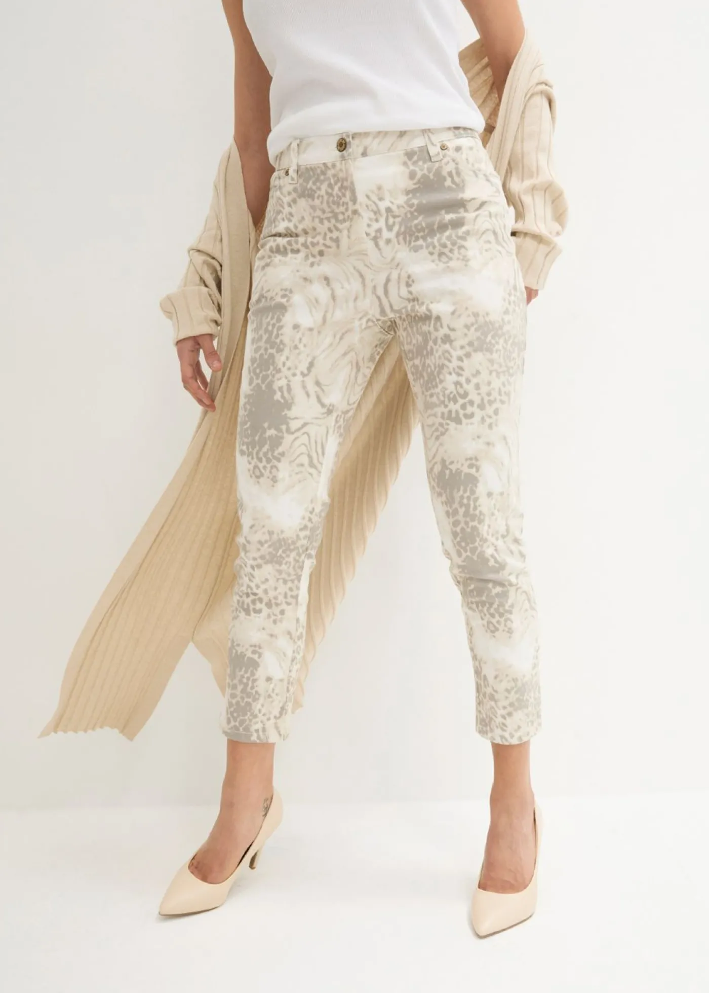bonprix bonprix Pantalón elástico capri con estampado estampado leo beige Online