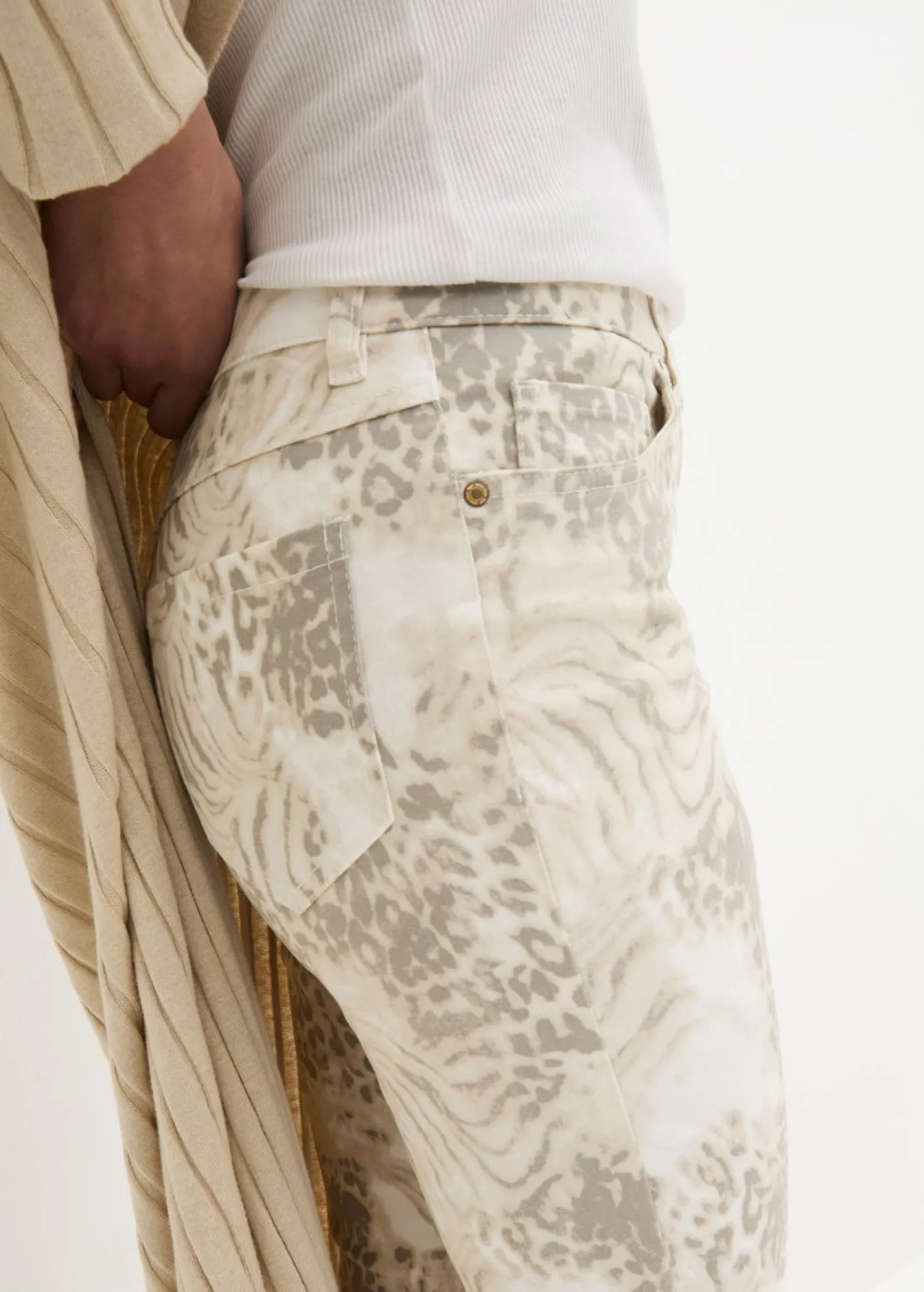 bonprix bonprix Pantalón elástico capri con estampado estampado leo beige Online