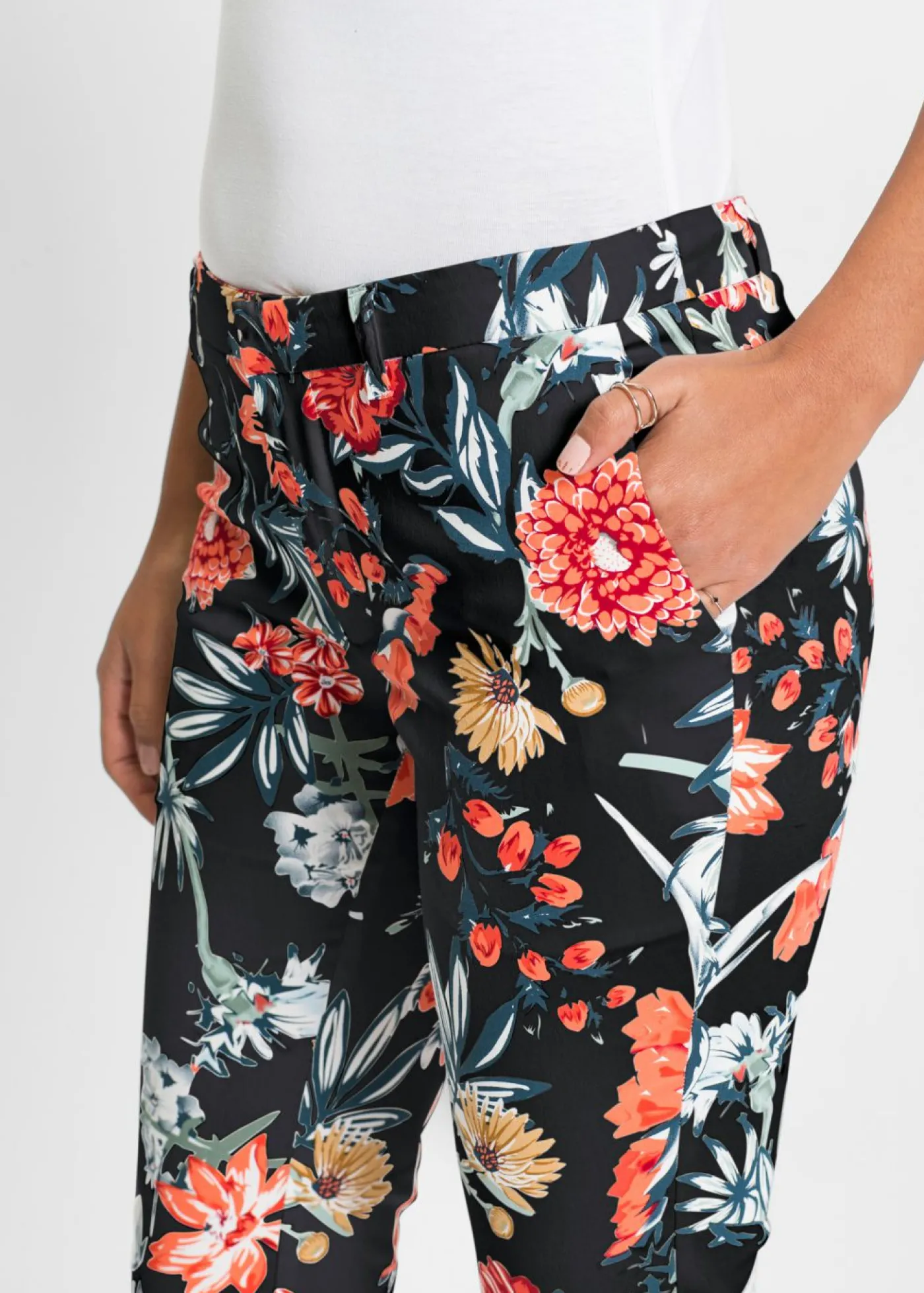 bonprix bonprix Pantalón elásticos 7/8 Negro con flores Discount