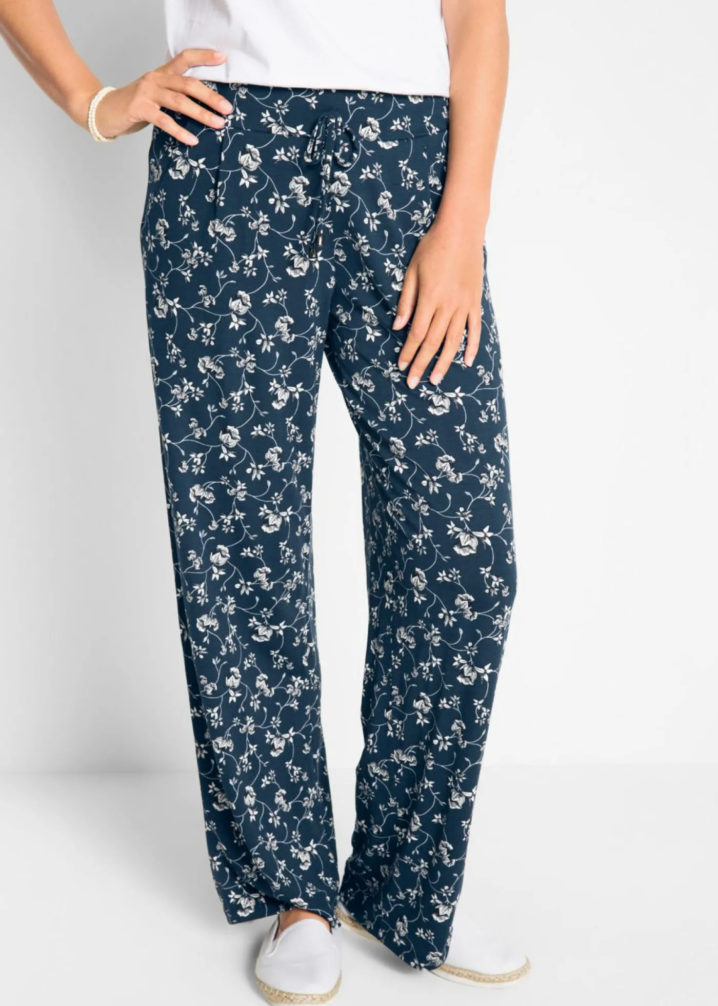bonprix bonprix Pantalón palazzo de mezcla de viscosa Azul marino de flores Hot