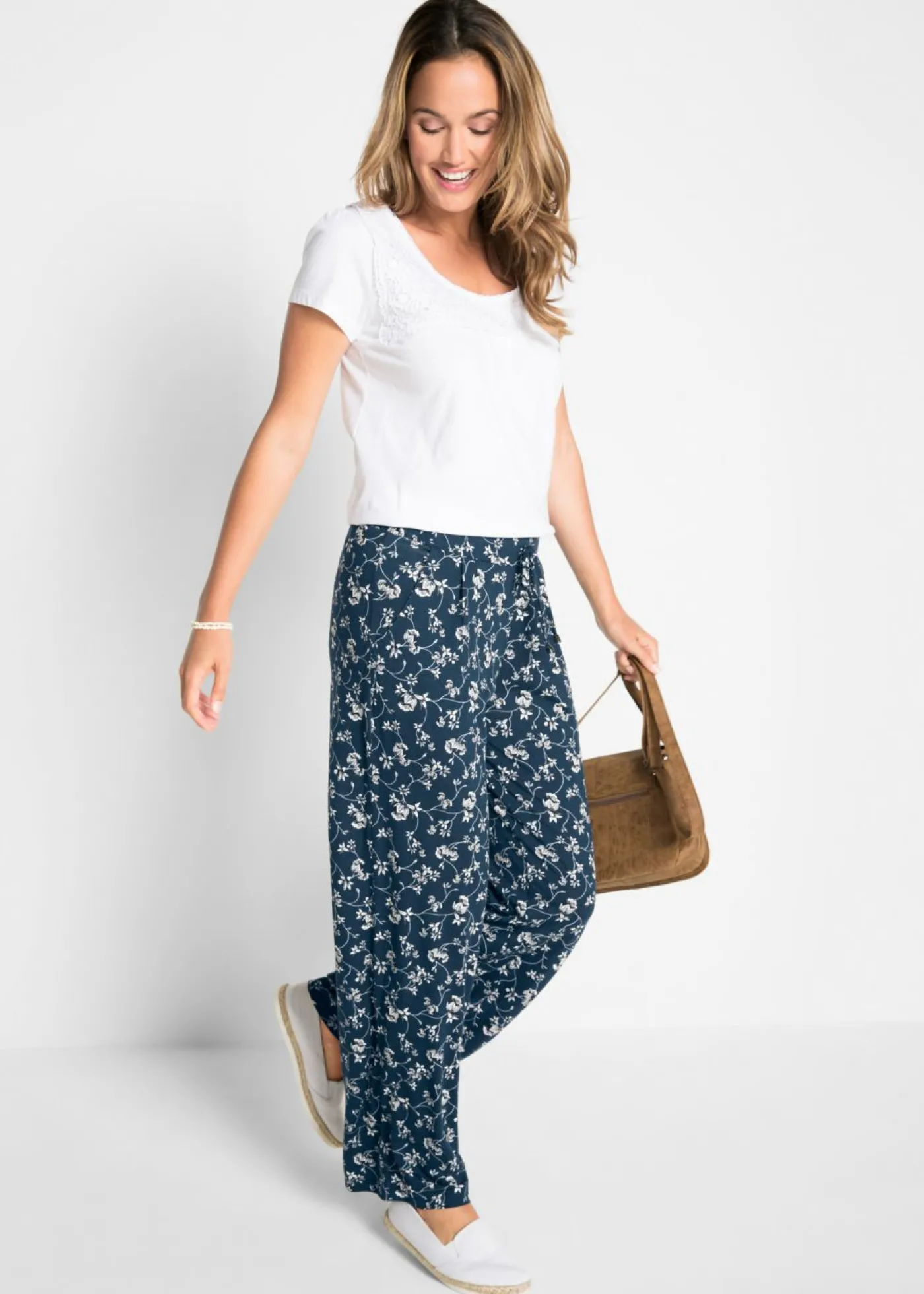 bonprix bonprix Pantalón palazzo de mezcla de viscosa Azul marino de flores Hot