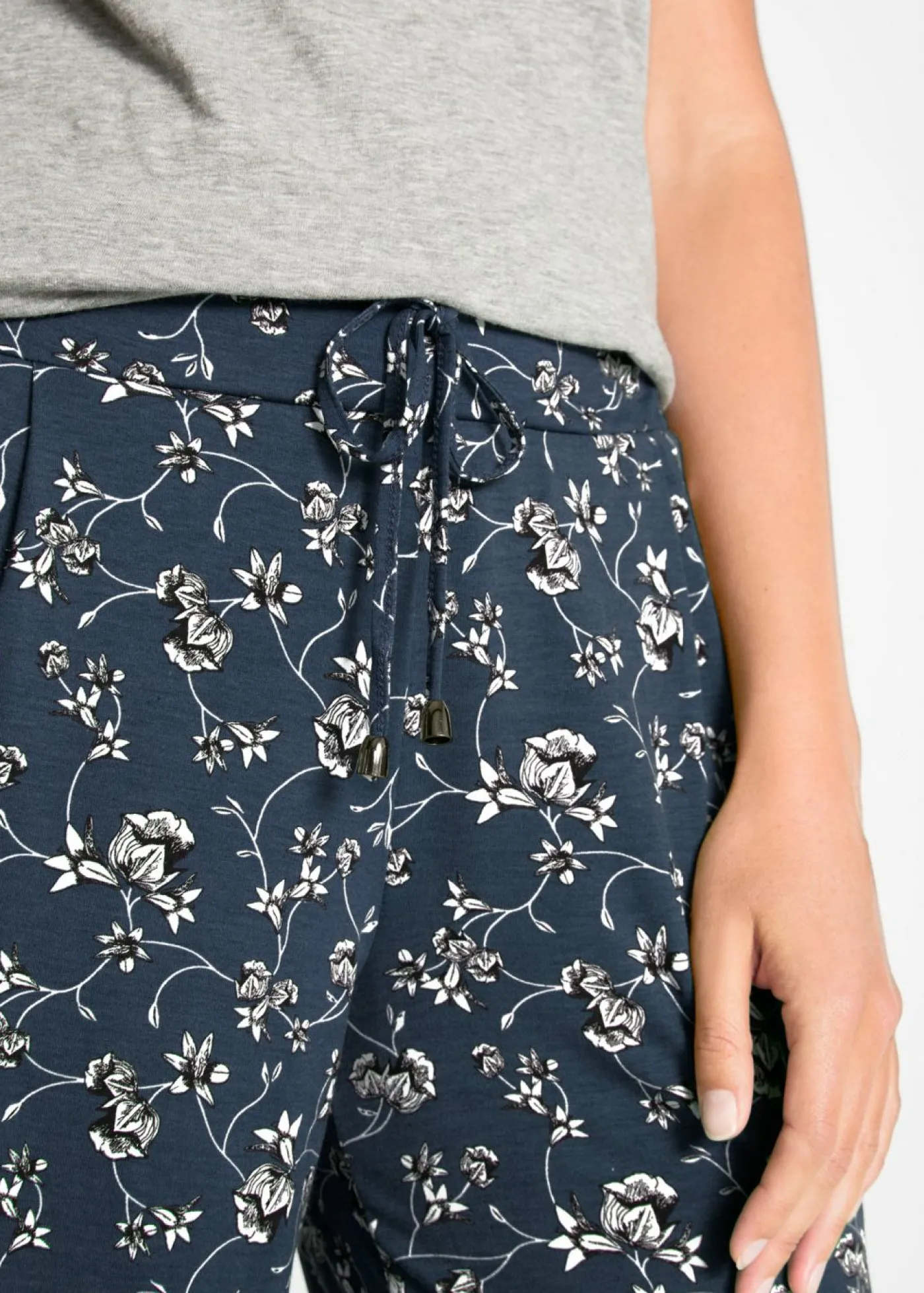 bonprix bonprix Pantalón palazzo de mezcla de viscosa Azul marino de flores Hot