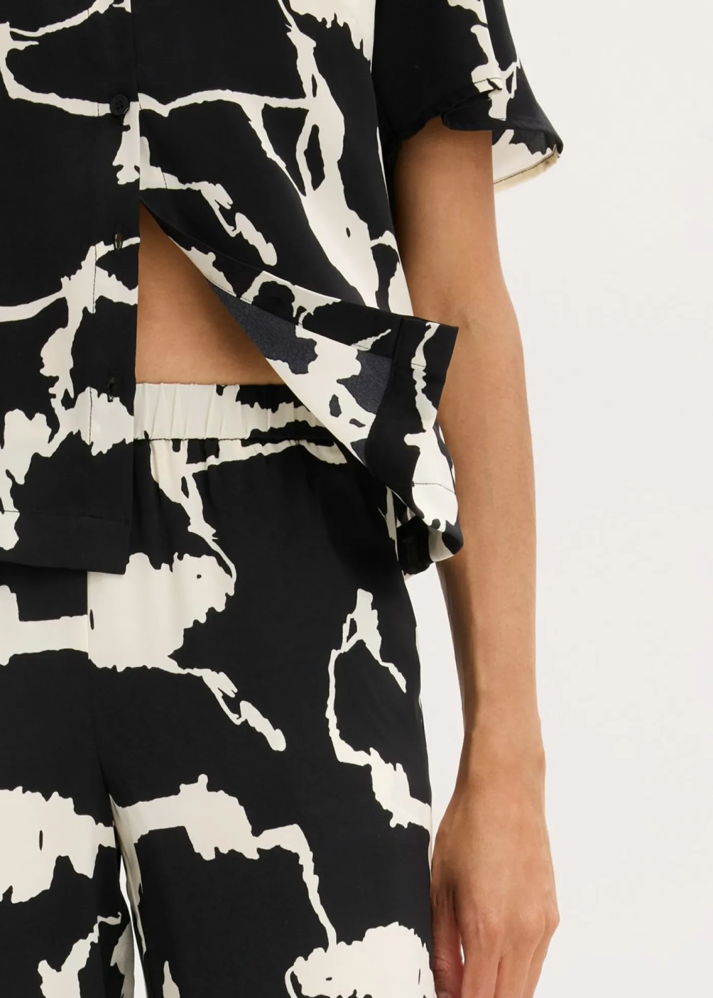 bonprix bonprix Pantalón palazzo de satén fluido Negro-blanco Outlet