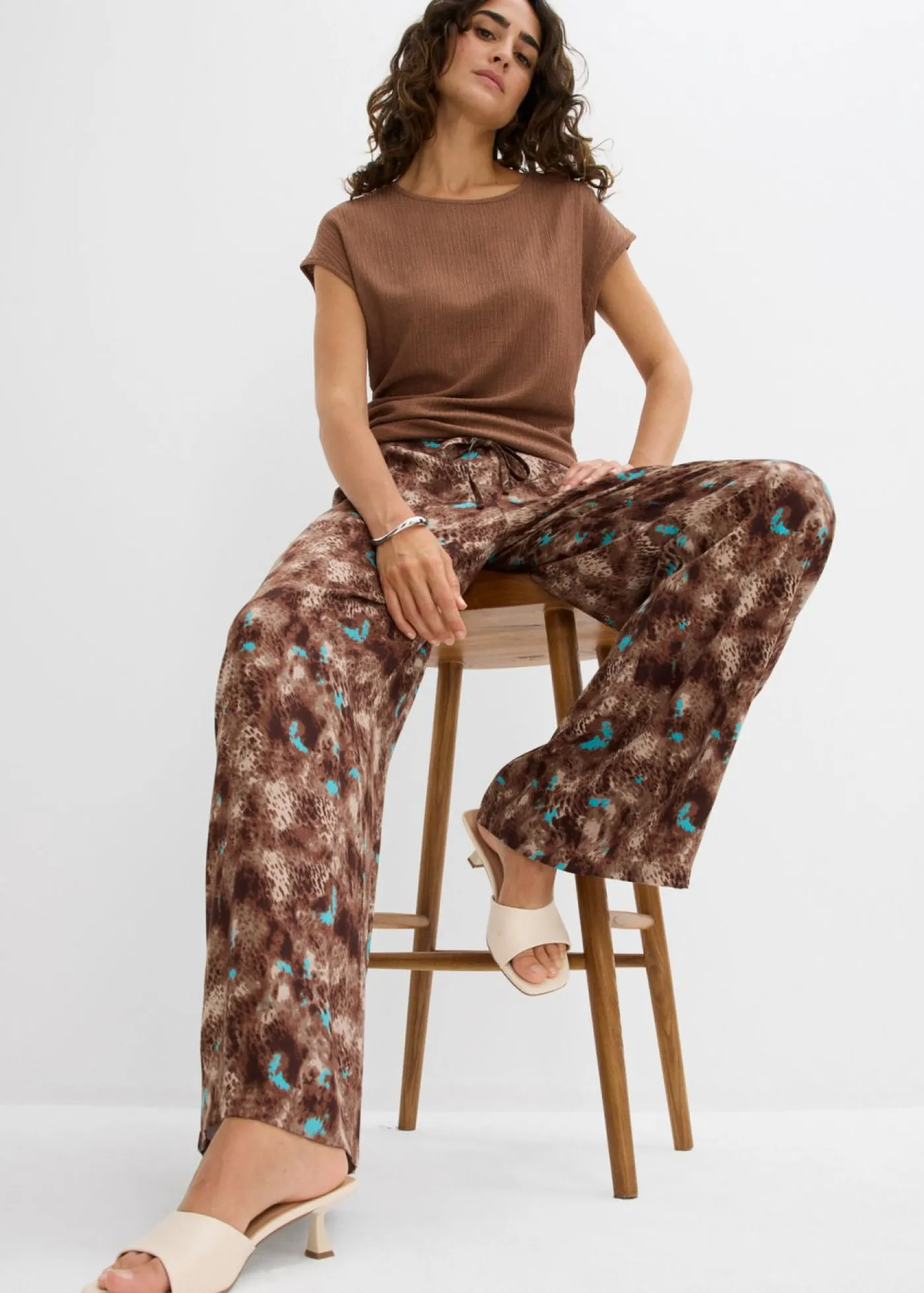 bonprix bonprix Pantalón sin cierre de viscosa fluida Marrón oscuro Discount