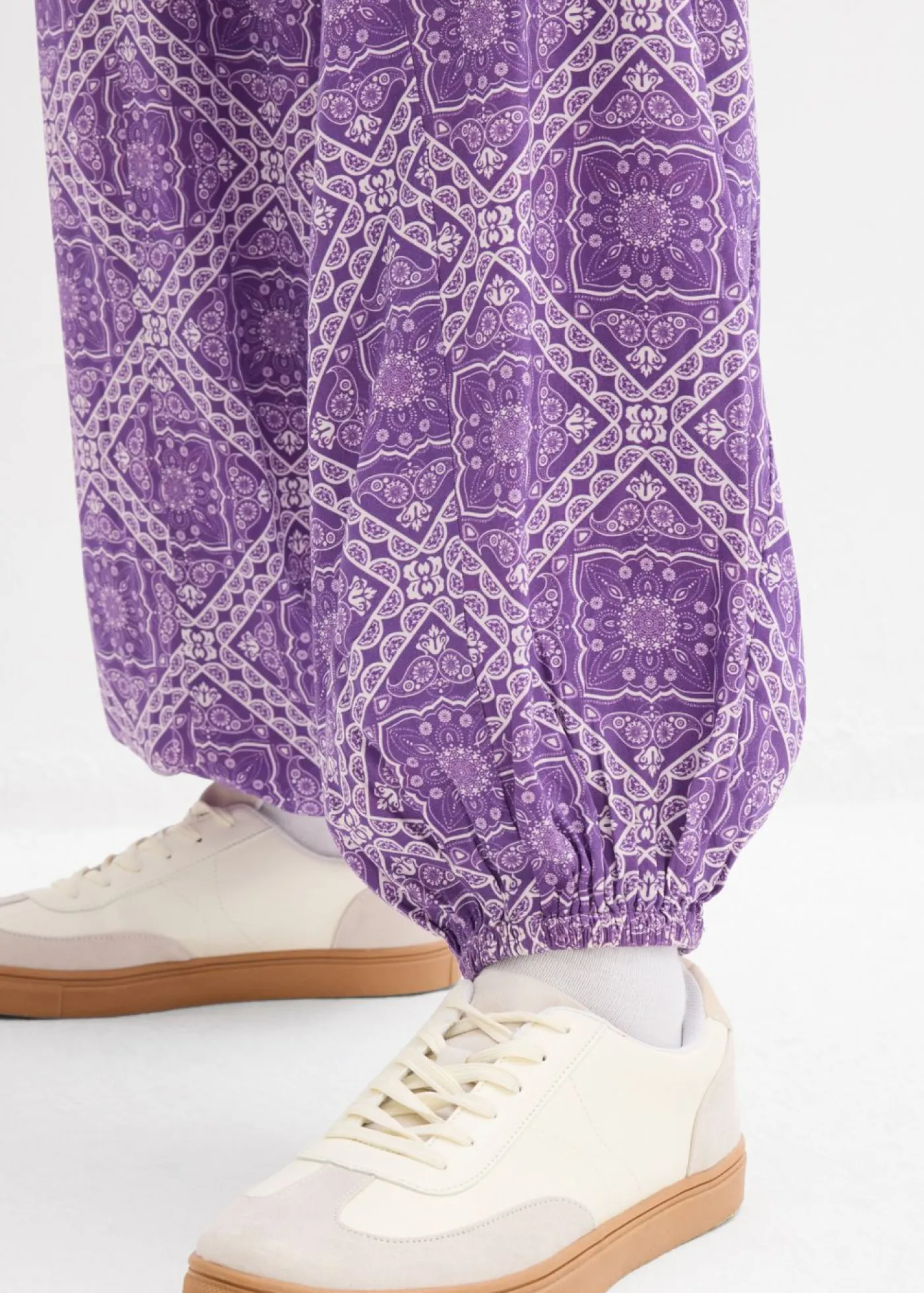 bonprix bonprix Pantalón sin cierre de viscosa fluida Lila oscuro-morado mate con estampado gráfico Hot
