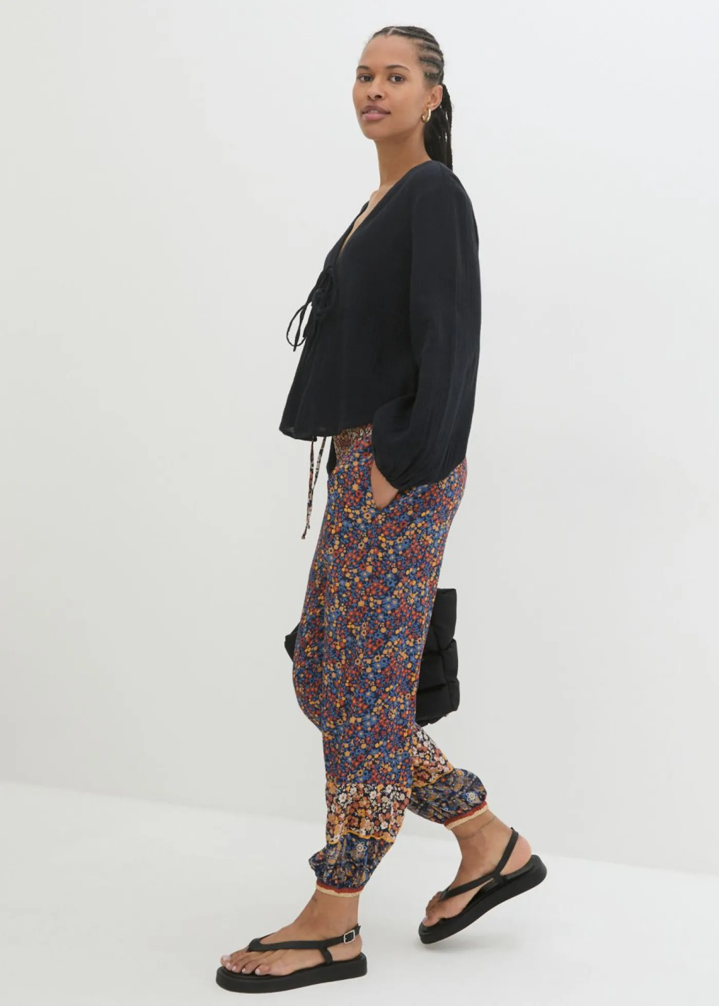 bonprix bonprix Pantalón sin cierre de viscosa fluida Azul marino con patrón paisley Outlet