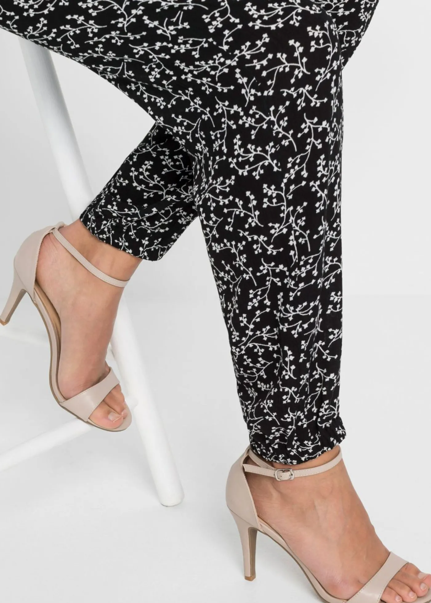 bonprix bonprix Pantalón sin cierre de viscosa pura Negro-blanco lana de flores Hot