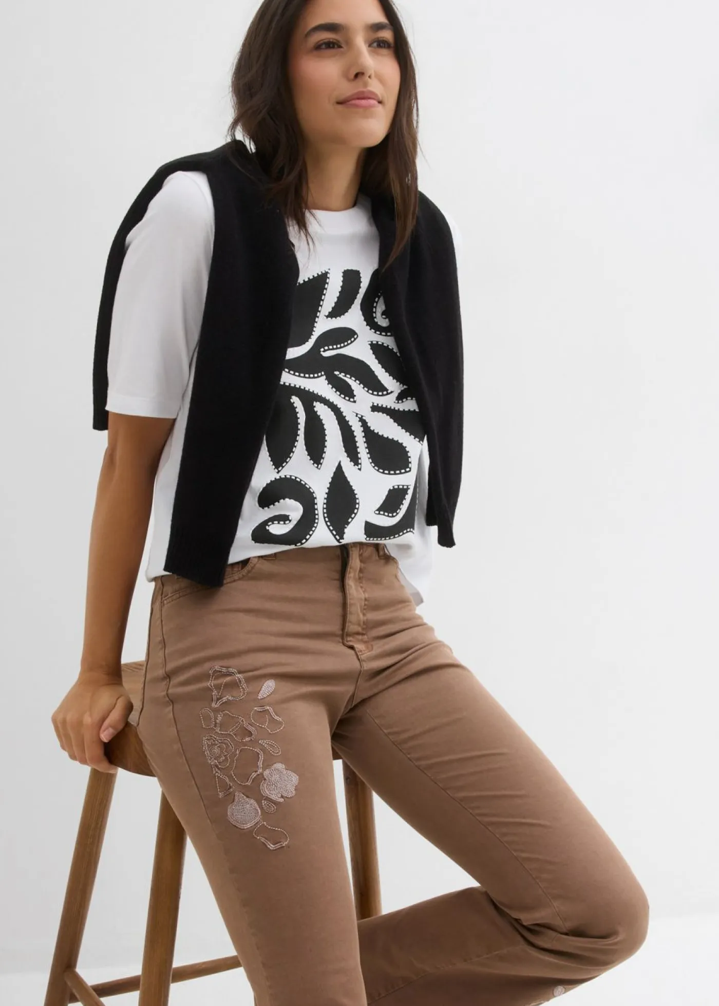 bonprix bonprix Pantalón tipo bootcut con bordado Marrón castaño New