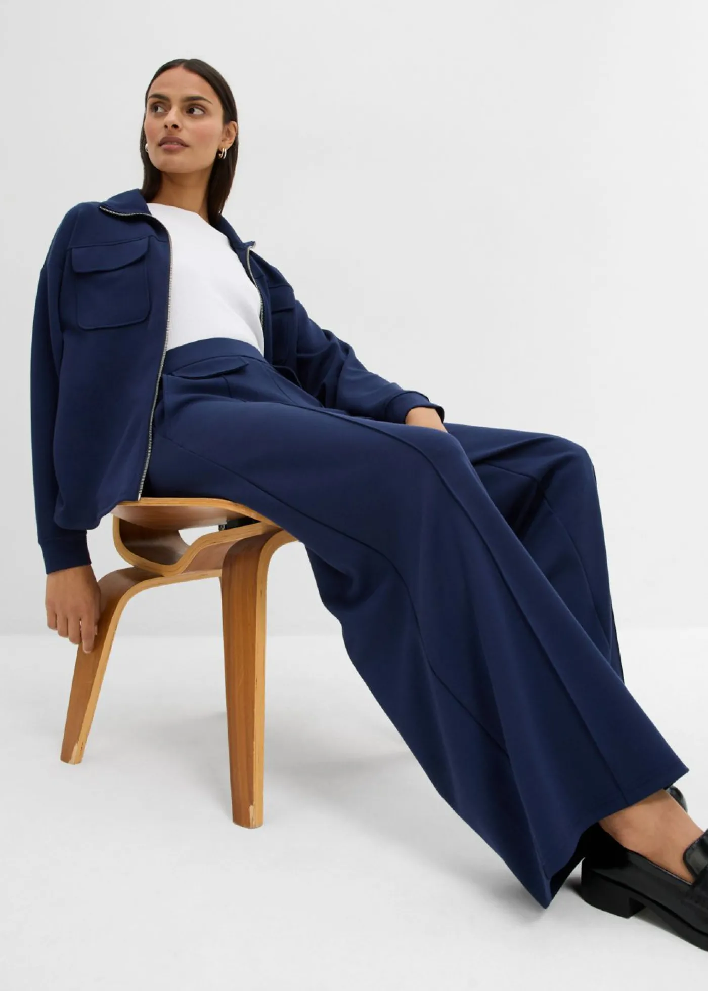 bonprix bonprix Pantalón tipo bootcut de mezcla de viscosa ligeramente brillante Azul marino Clearance