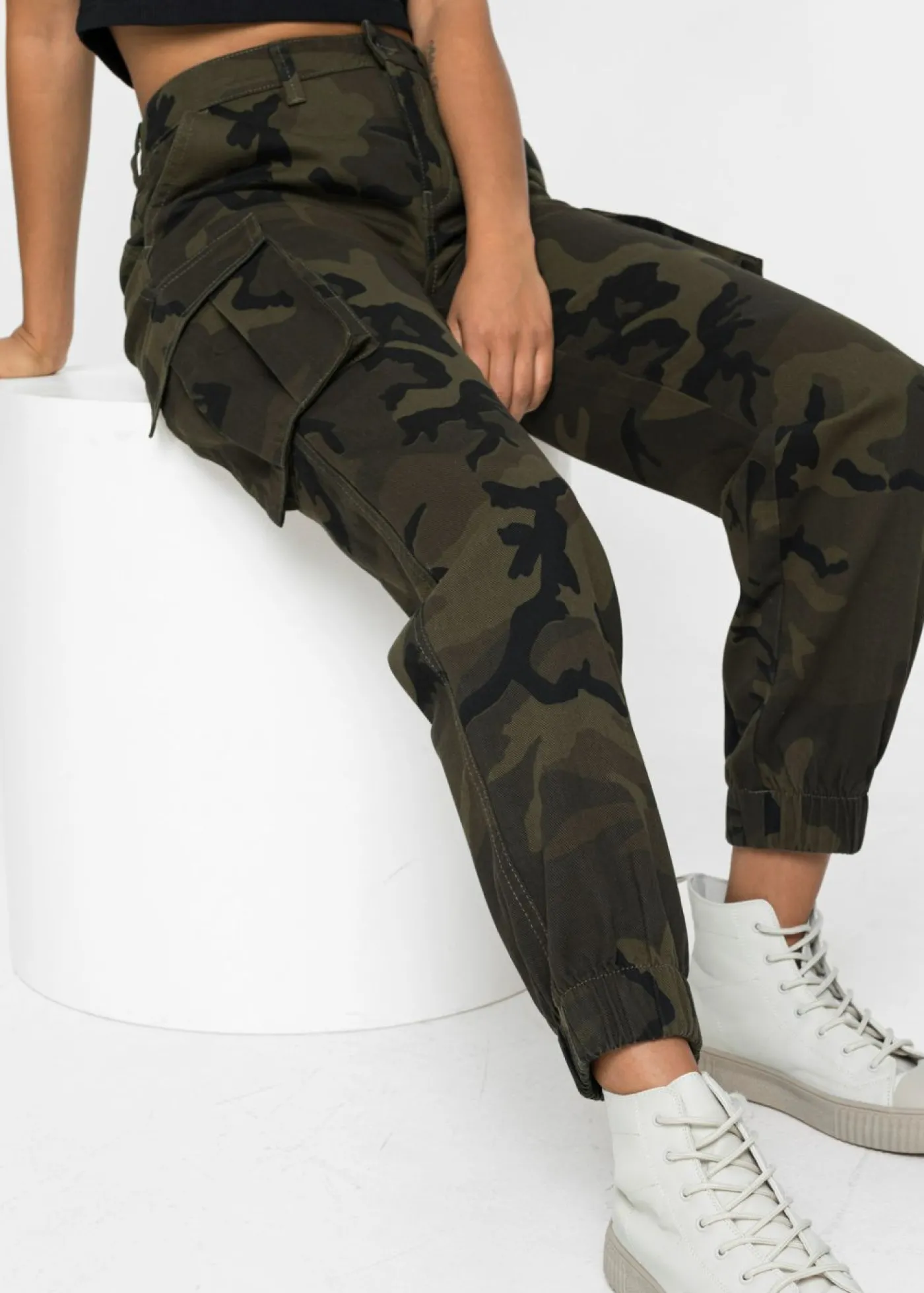 bonprix bonprix Pantalón tipo cargo de algodón puro Verde oliva oscuro estampado Online