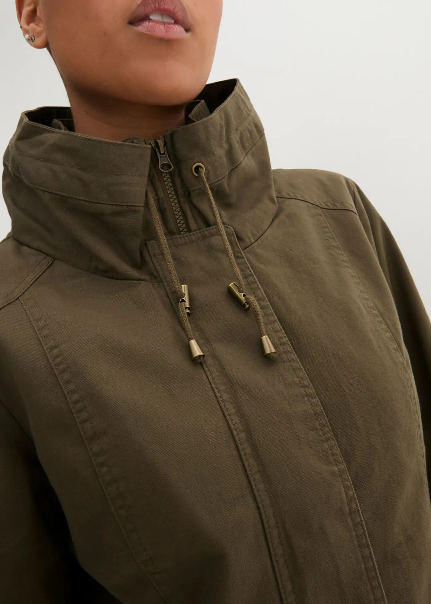 bonprix bonprix Parka corta de algodón con cuello alto, entallada Caqui Outlet