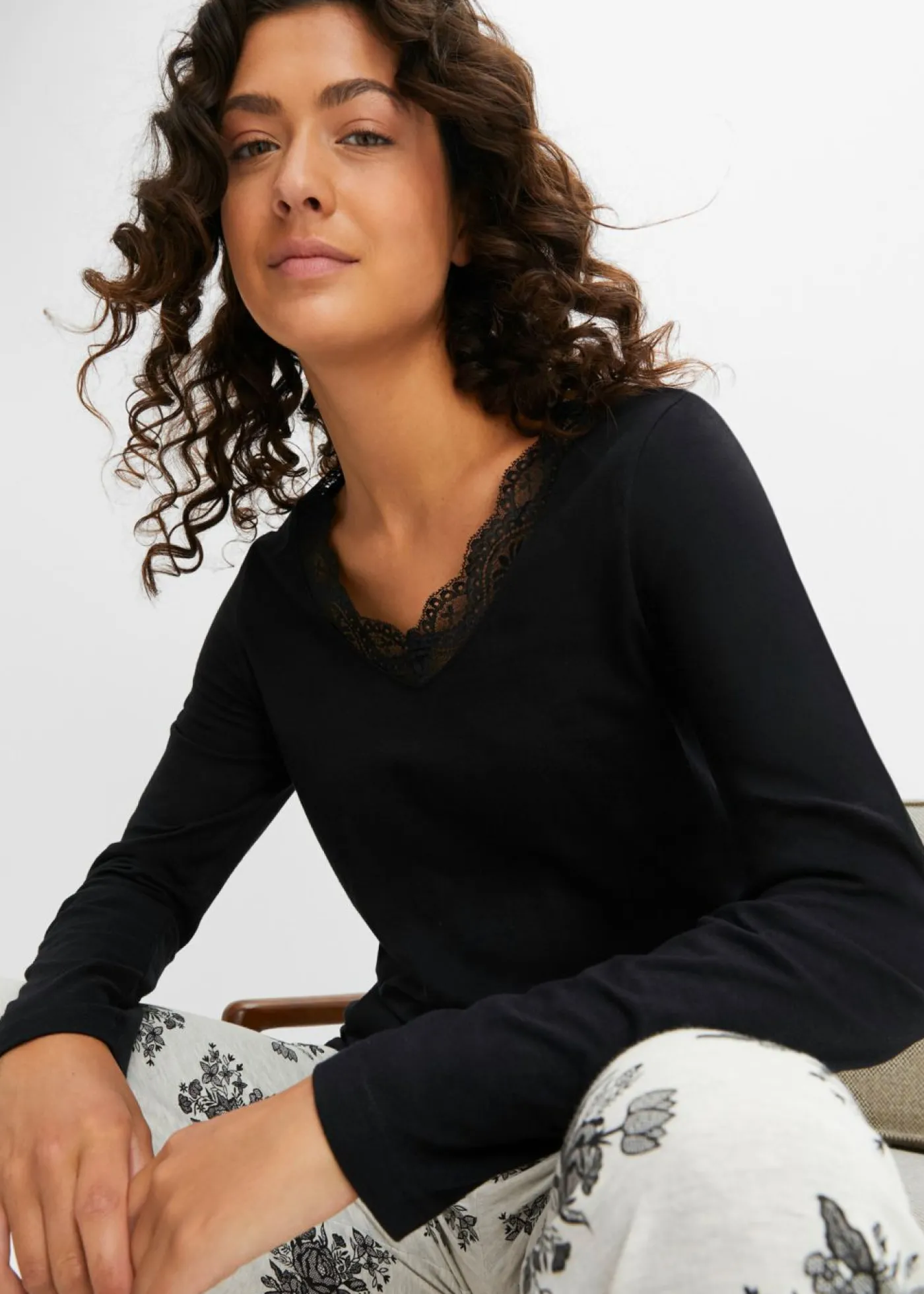 bonprix bonprix Pijama con encaje discreto Negro-natural jaspeado de flores Discount