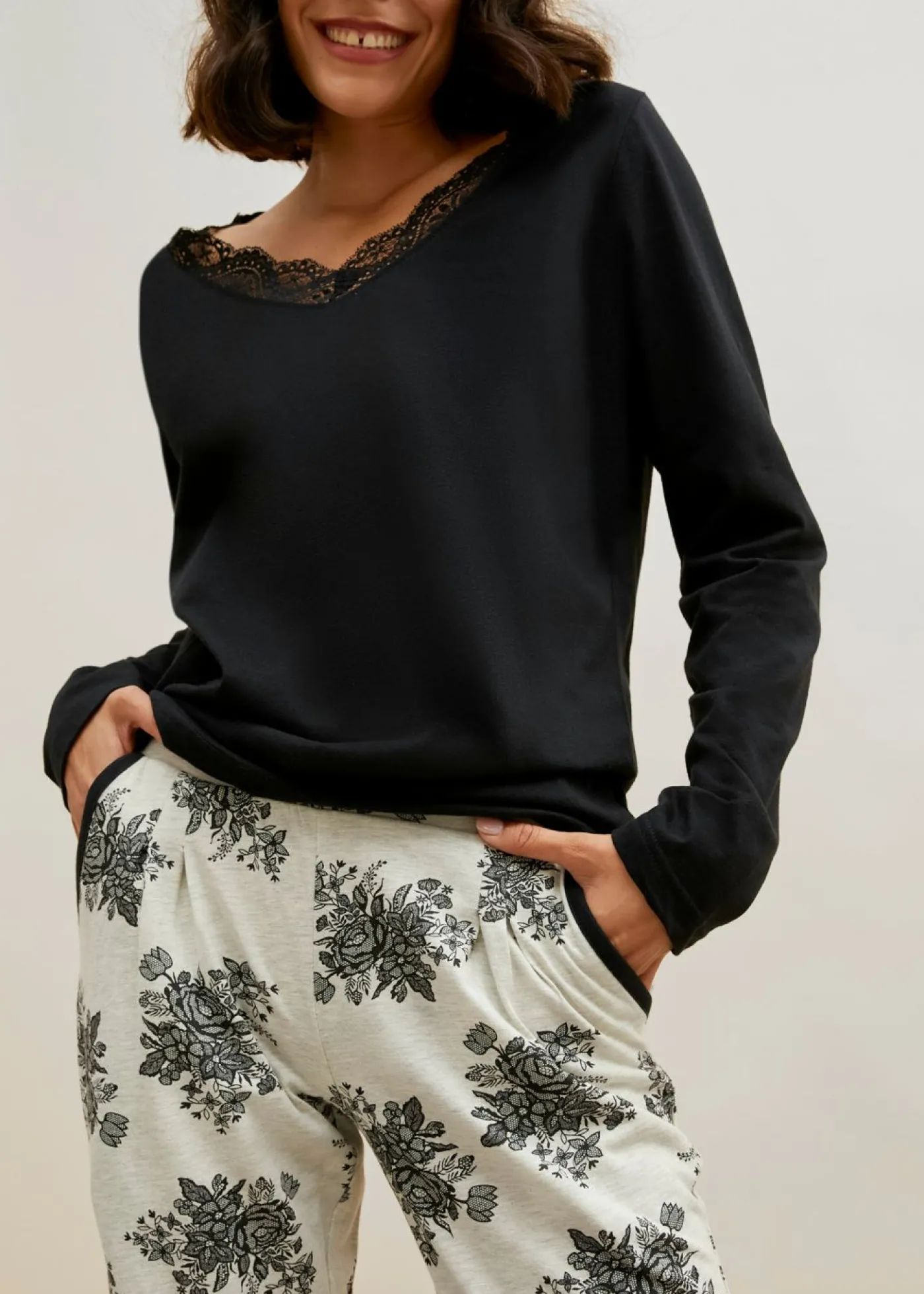 bonprix bonprix Pijama con encaje discreto Negro-natural jaspeado de flores Discount