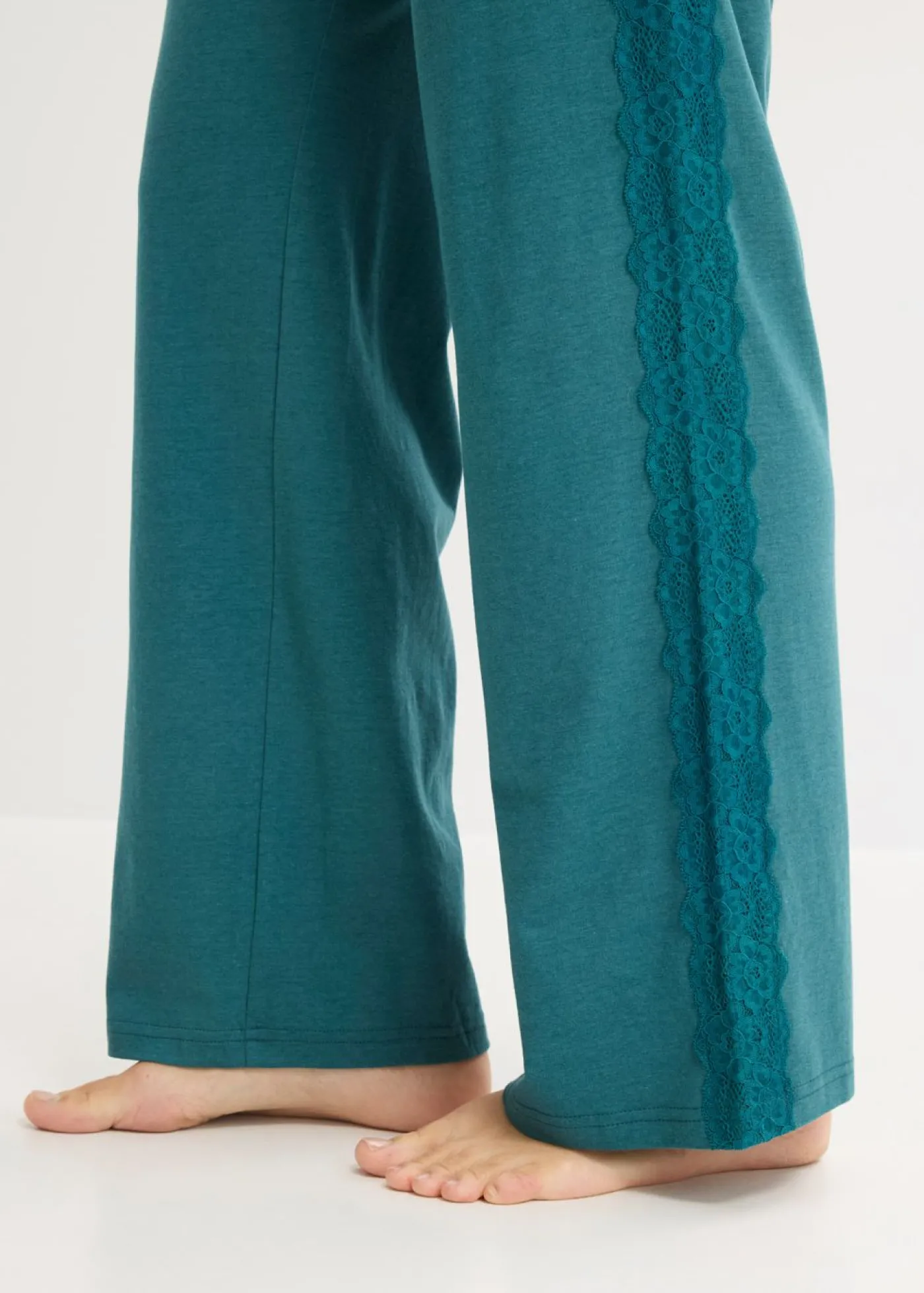 bonprix bonprix Pijama con viscosa y encaje verde pimiento Outlet