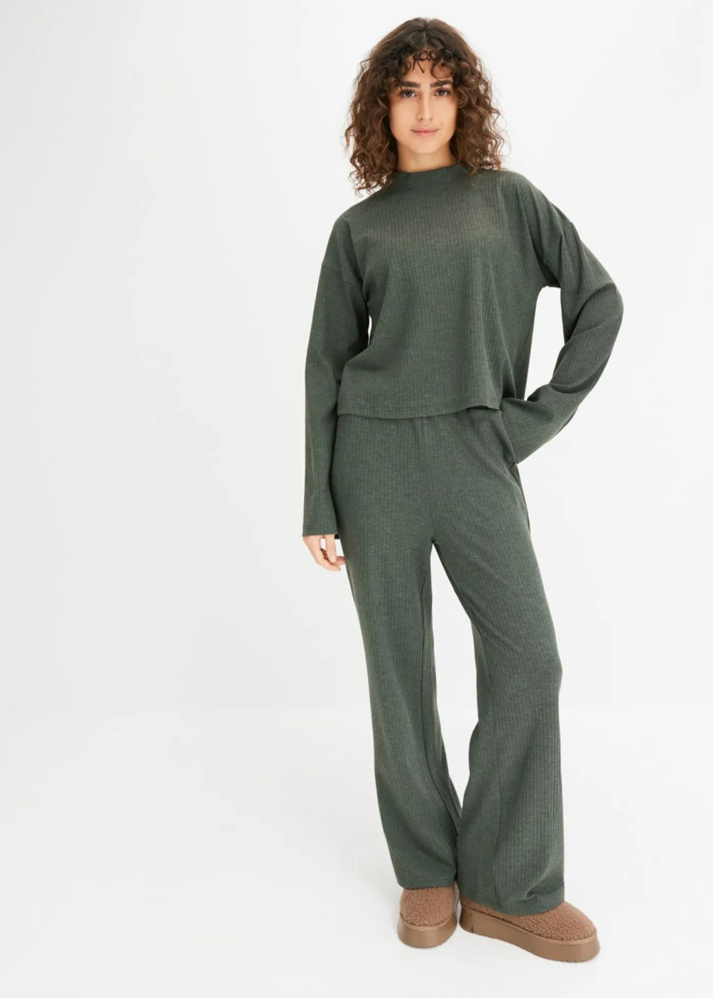 bonprix bonprix Pijama oversize de suave canalé verde oscuro moteado