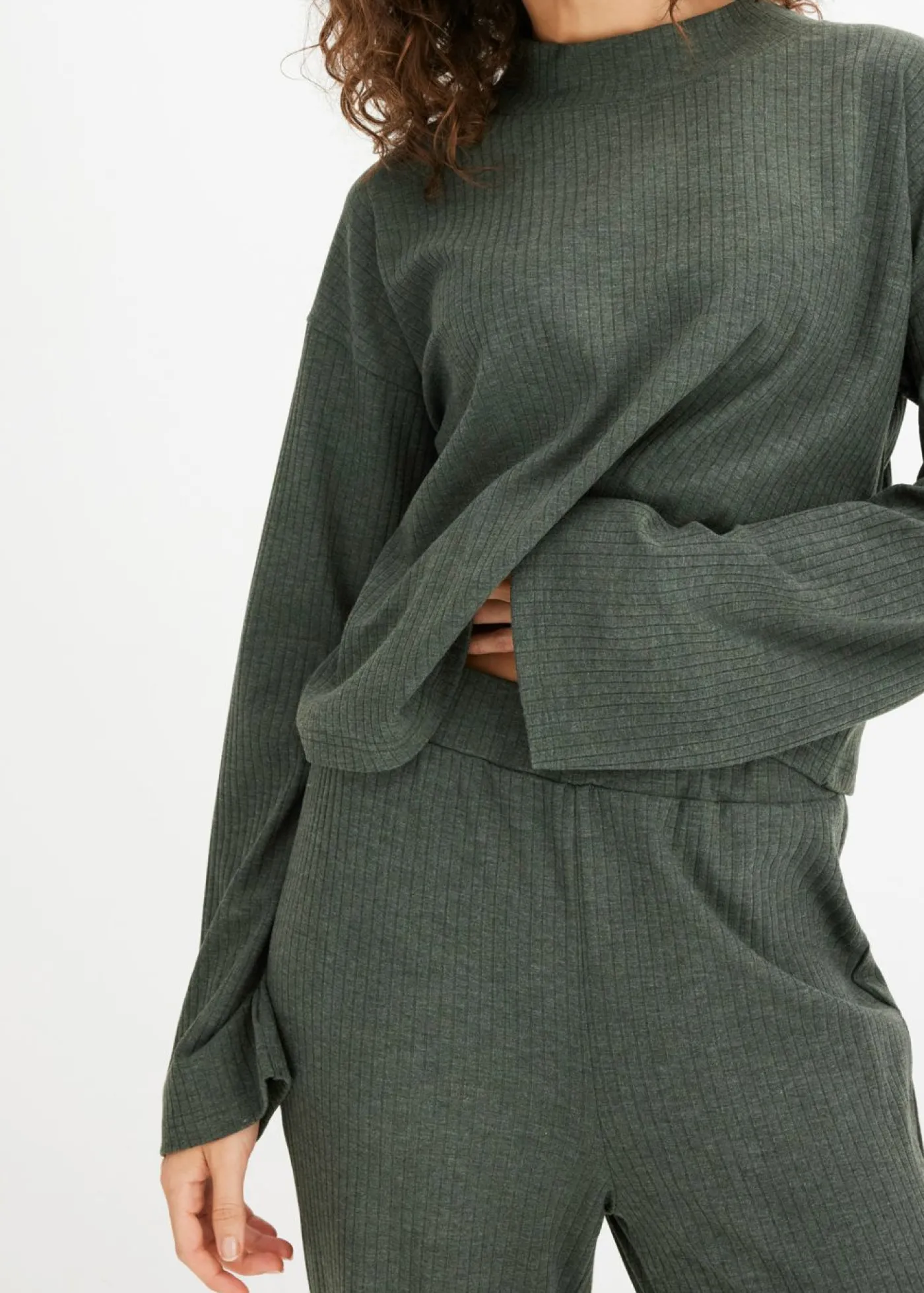bonprix bonprix Pijama oversize de suave canalé verde oscuro moteado