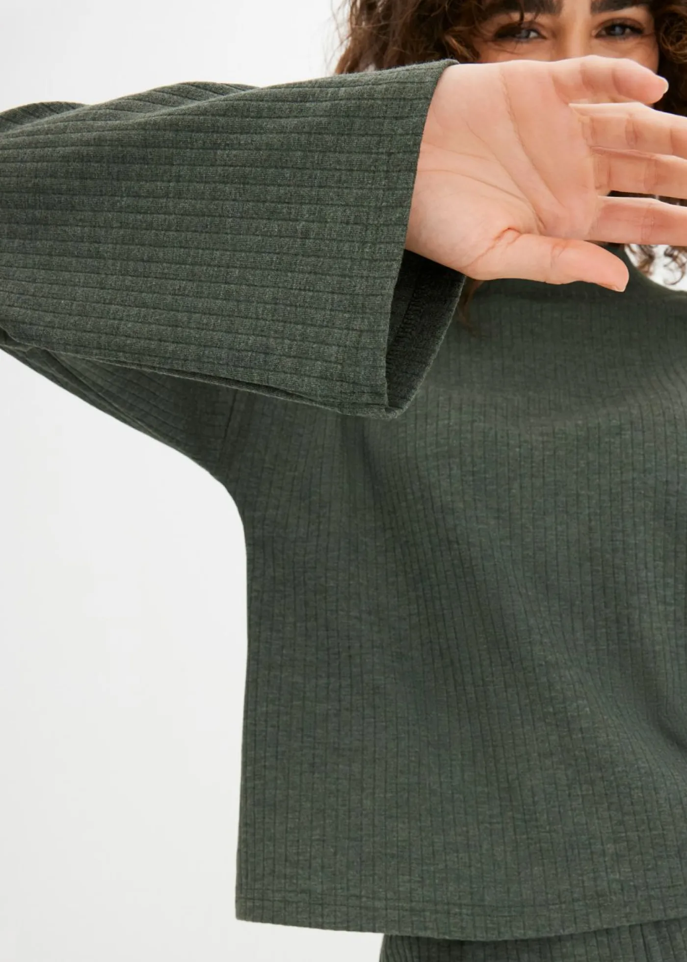 bonprix bonprix Pijama oversize de suave canalé verde oscuro moteado