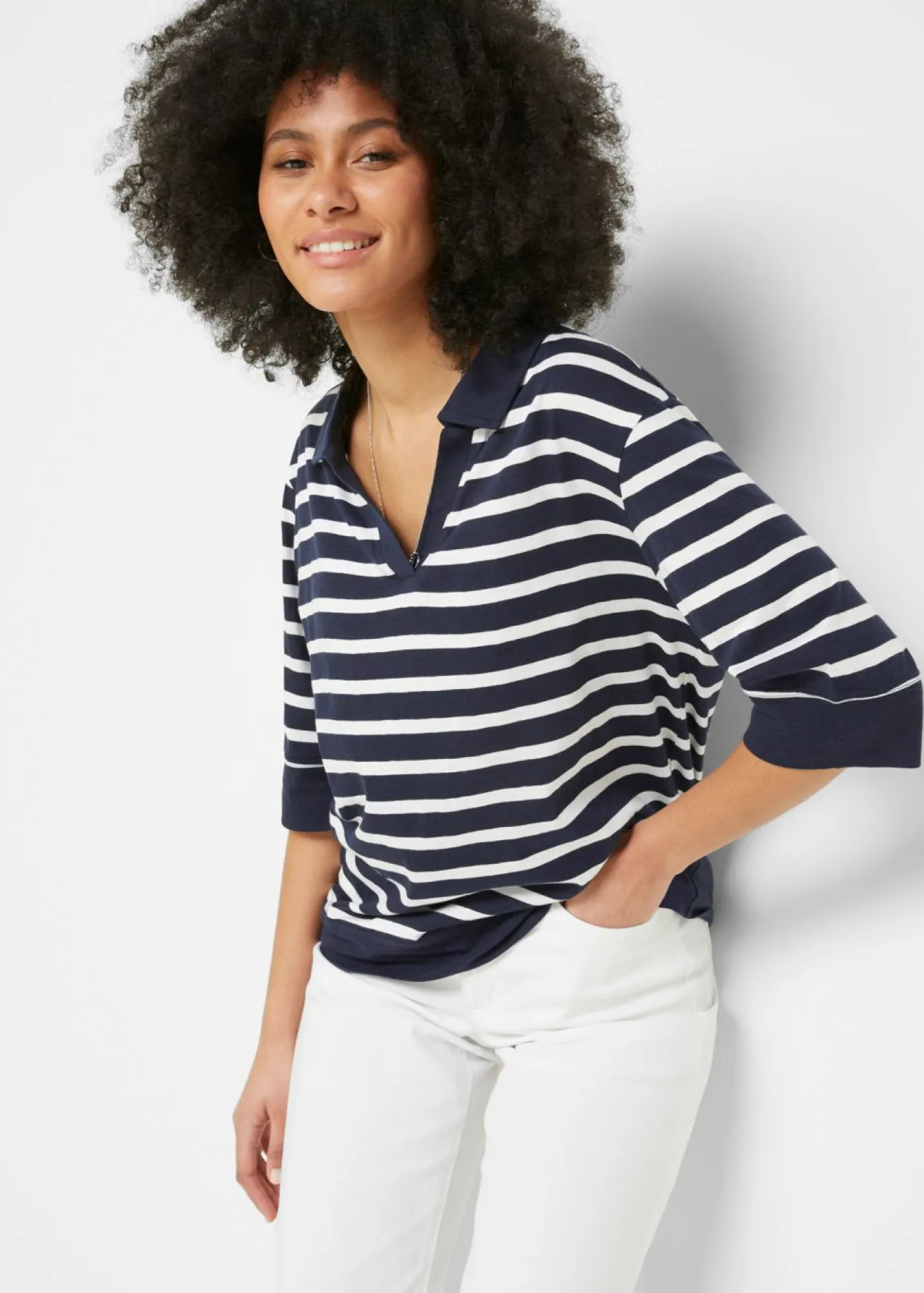 bonprix bonprix Polo de mezcla de algodón y viscosa azul marino-blanco con rayas