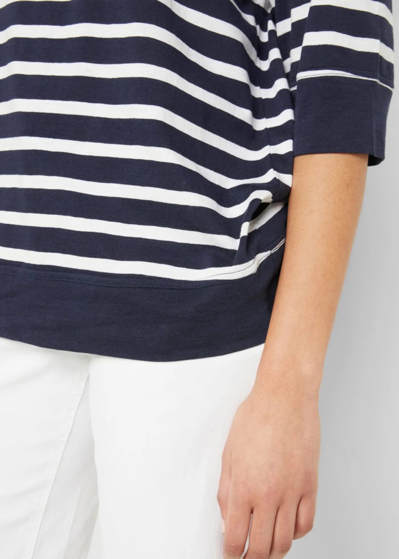 bonprix bonprix Polo de mezcla de algodón y viscosa azul marino-blanco con rayas