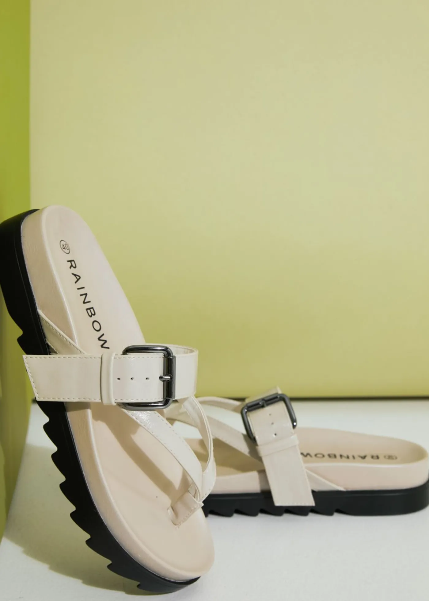 bonprix bonprix Sandalias de dedo con suela perfilada Blanco-crema Outlet