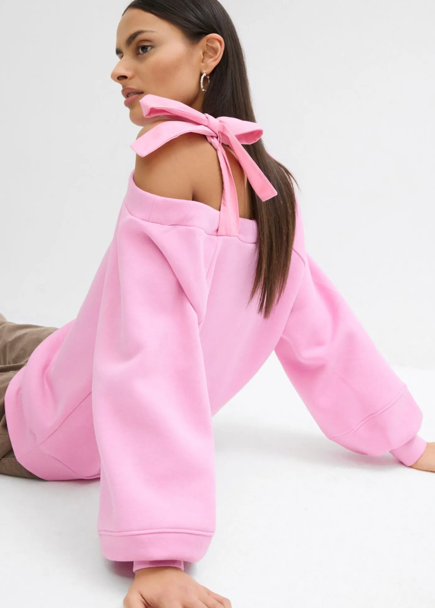 bonprix bonprix Sudadera ancha con un hombro al descubierto rosa orquídea Discount