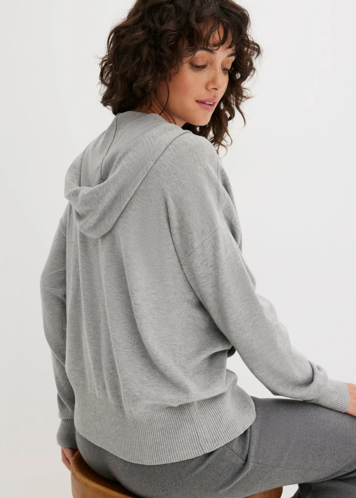 bonprix bonprix Sudadera con capucha de punto y bolsillo canguro en mezcla de viscosa Gris claro jaspeado Clearance