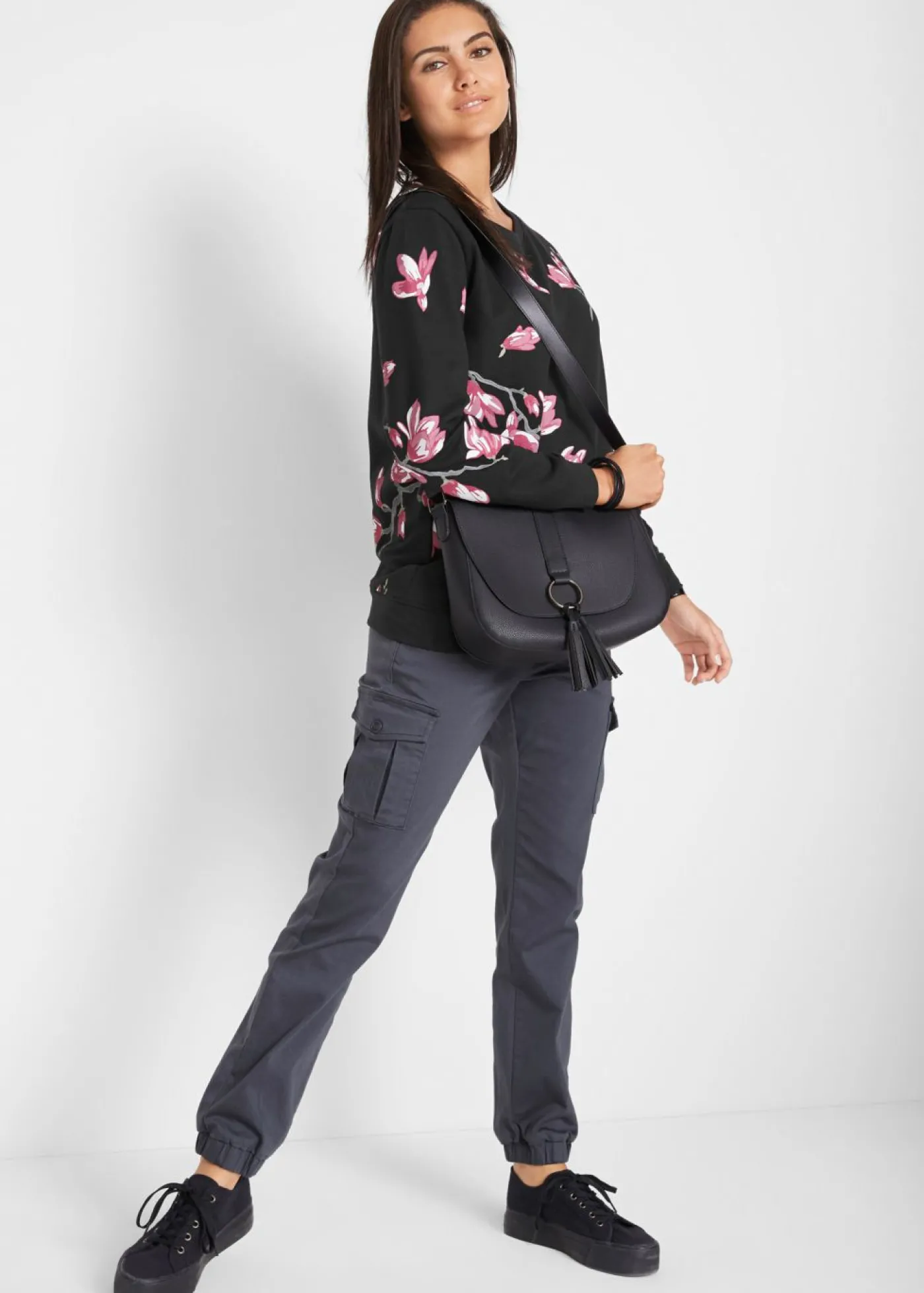 bonprix bonprix Sudadera con estampado de flores de corte holgado Negro con flores Sale