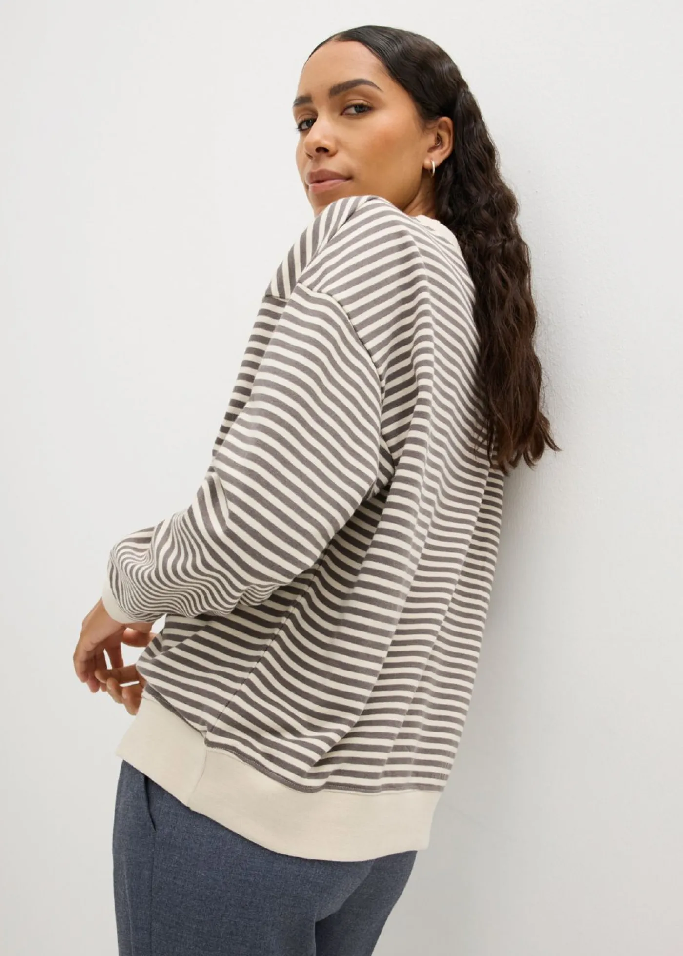 bonprix bonprix Sudadera holgada gris ahumado-blanco lana con rayas Discount