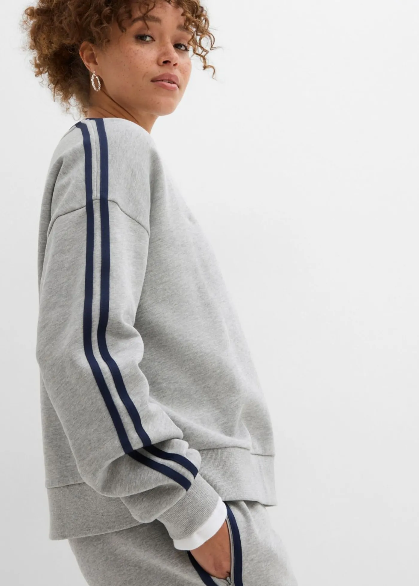 bonprix bonprix Sudadera oversize en suave mezcla de algodón Gris claro jaspeado/azul marino estampado Best