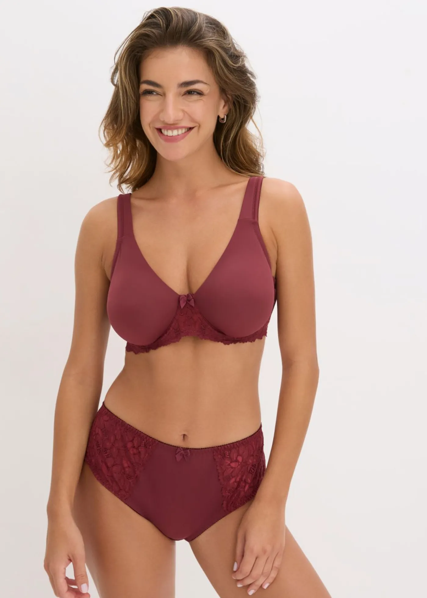 bonprix bonprix Sujetador de camiseta con tirantes acolchados Baya Best