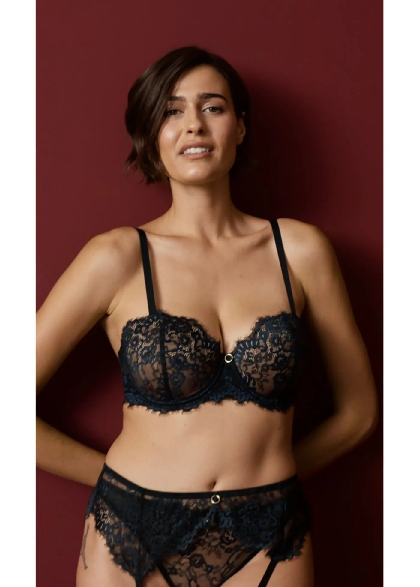 bonprix bonprix Sujetador de tirantes halter con delicado encaje fino Negro-azul marino