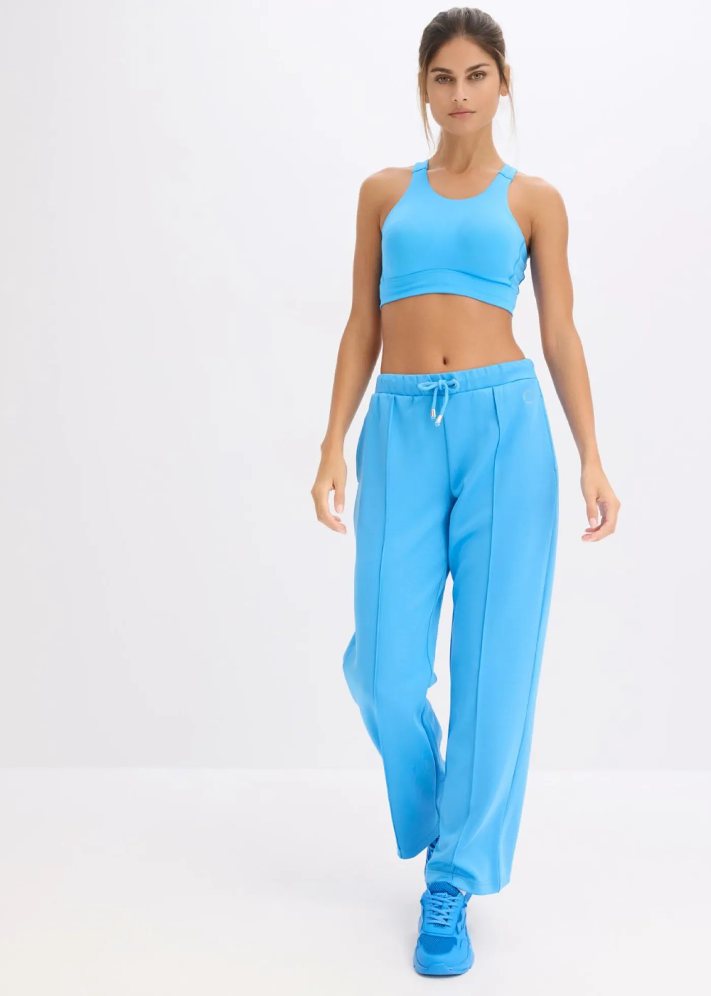 bonprix bonprix Sujetador deportivo con espalda nadadora y sujeción ligera azul brillante