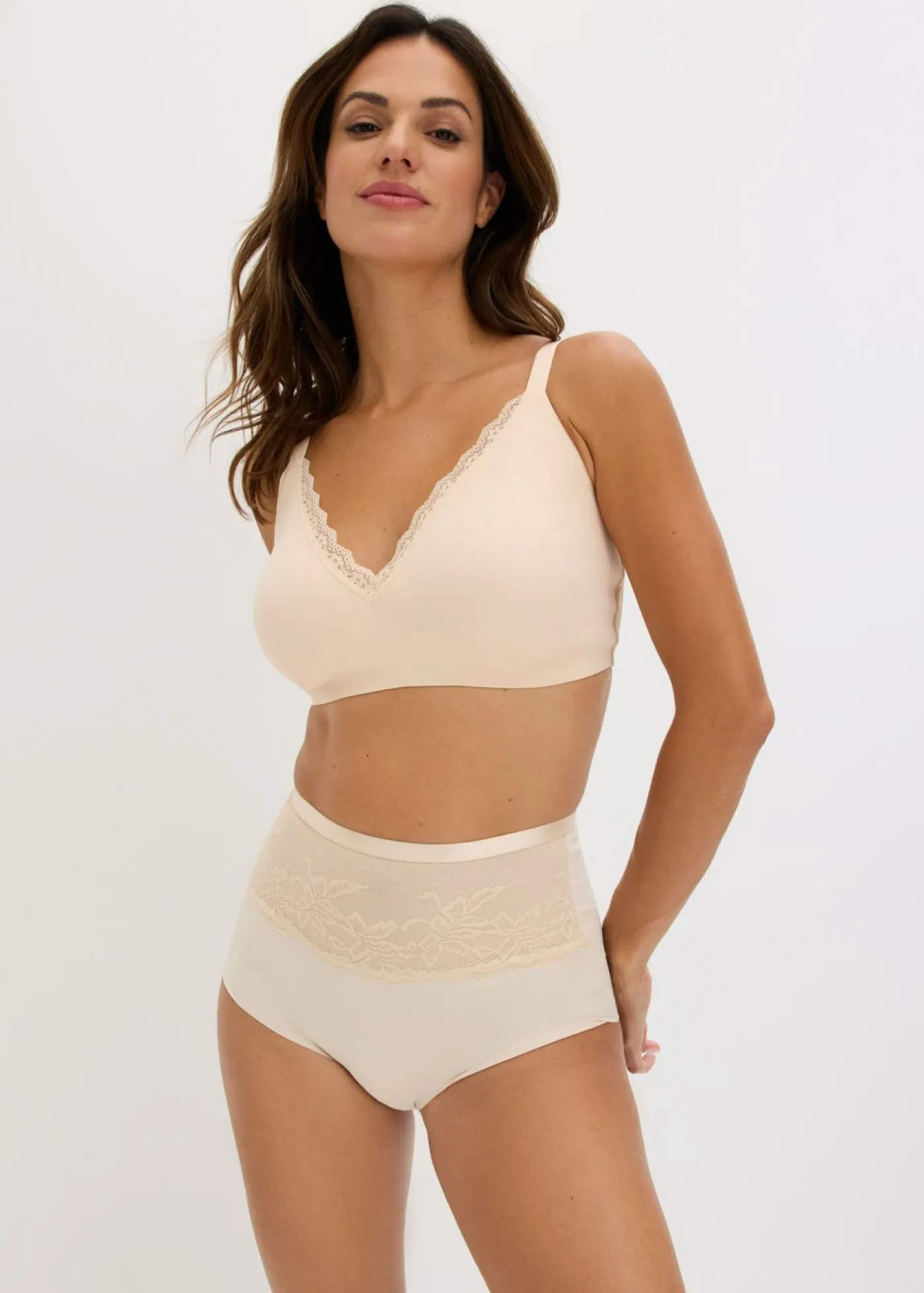 bonprix bonprix Sujetador Feel Comfort sin aros con corte láser y encaje beige perla Sale