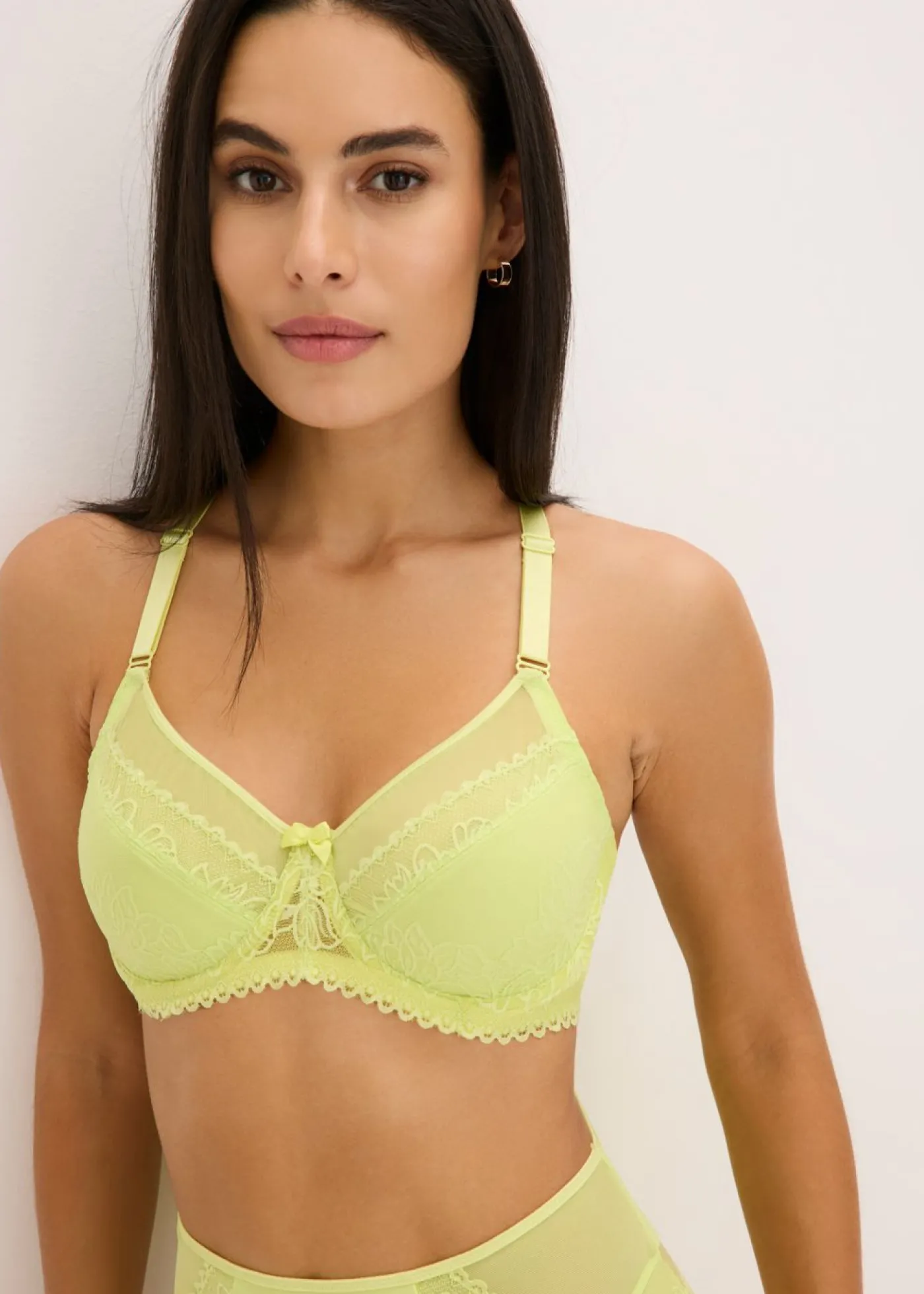 bonprix bonprix Sujetador reductor con encaje delicado Verde menta