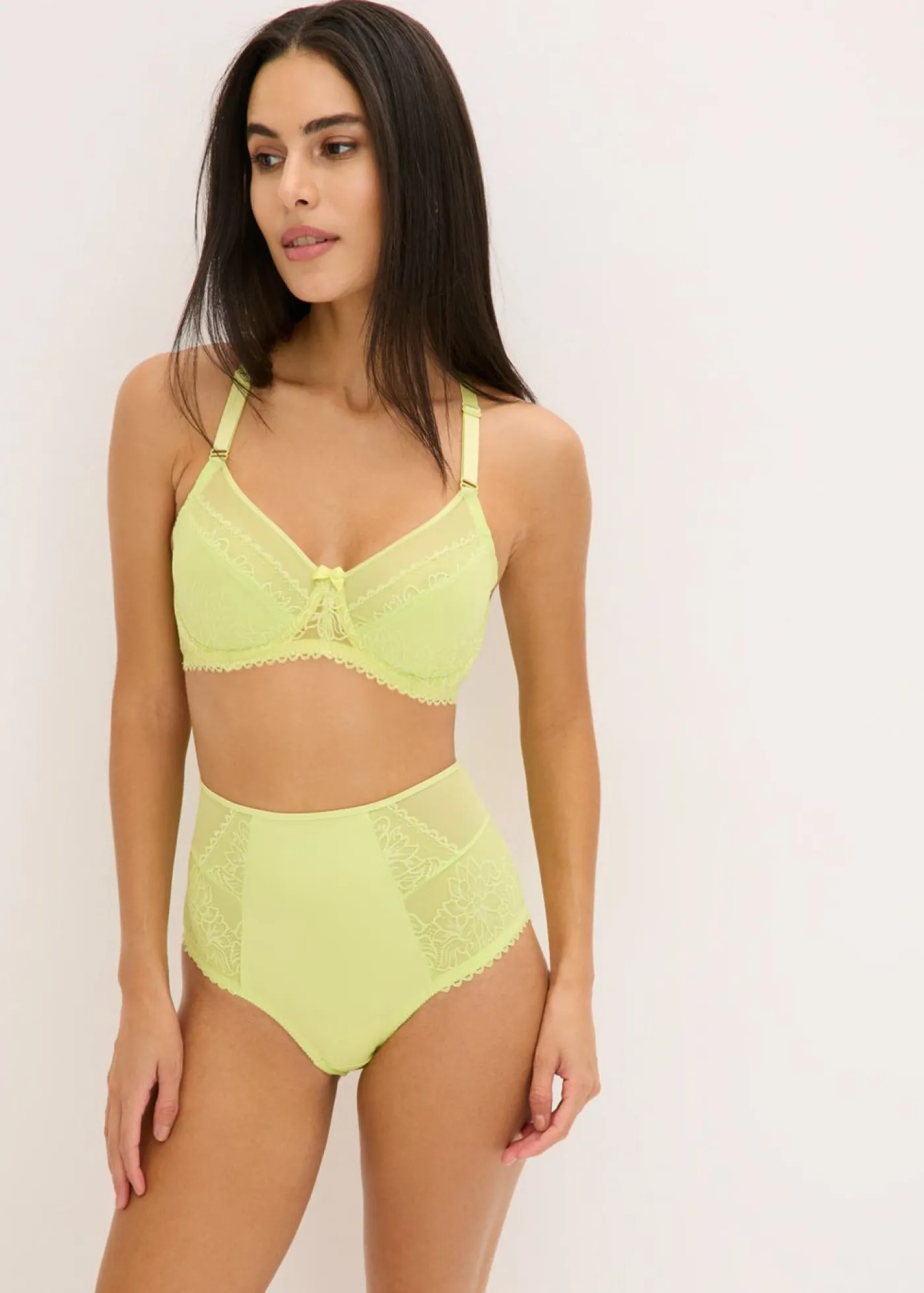 bonprix bonprix Sujetador reductor con encaje delicado Verde menta