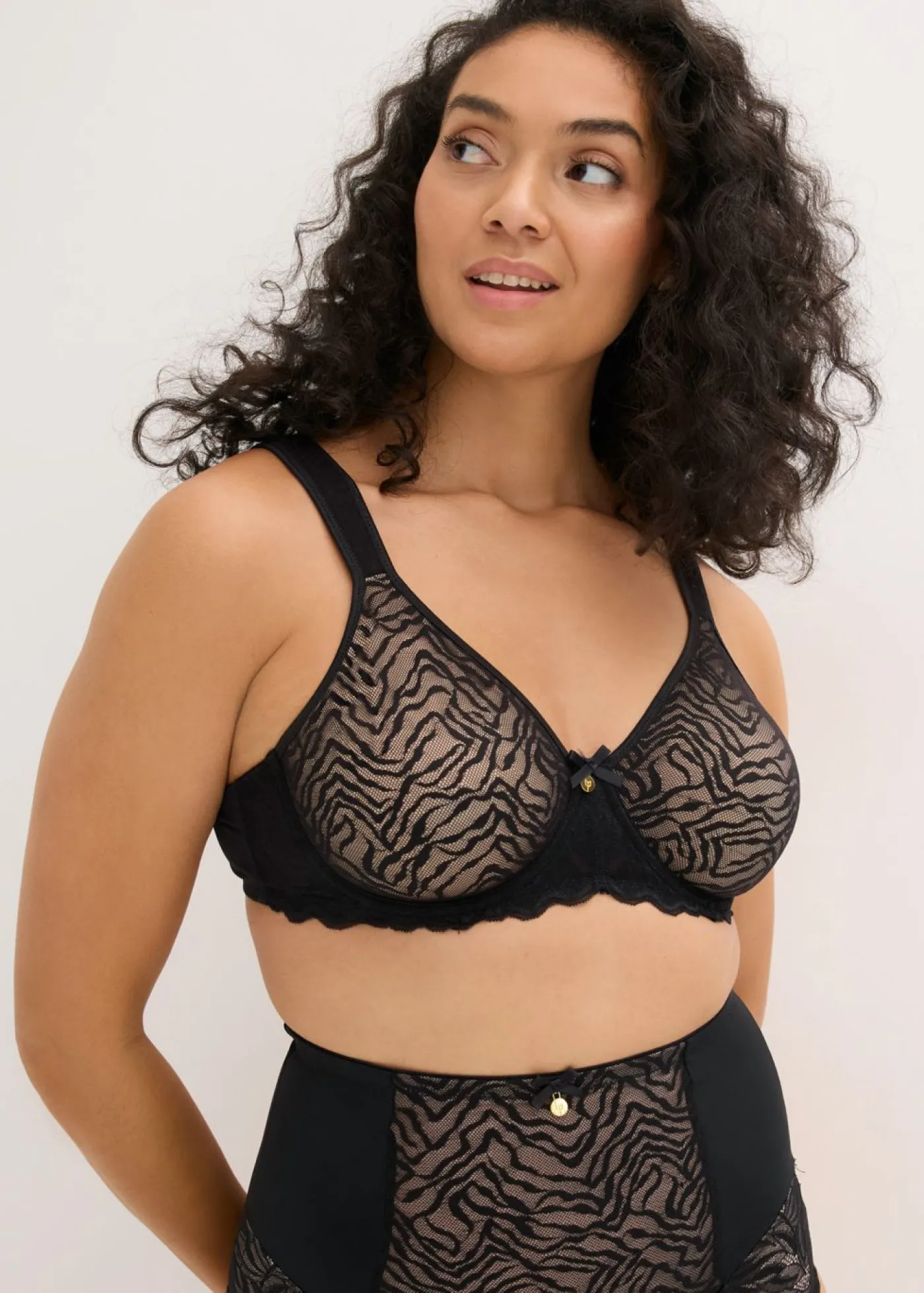 bonprix bonprix Sujetador reductor con tirantes acolchados Negro