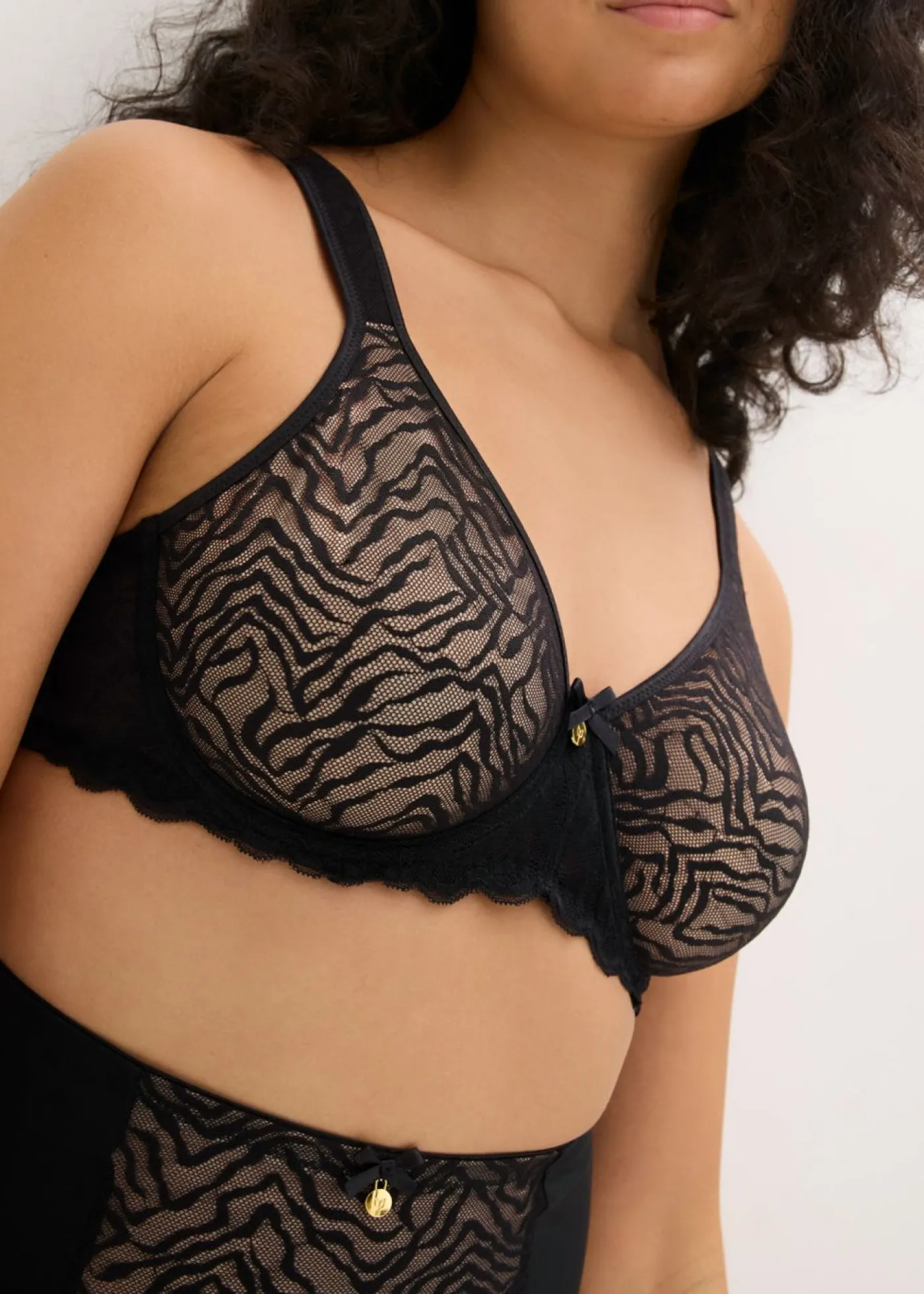 bonprix bonprix Sujetador reductor con tirantes acolchados Negro