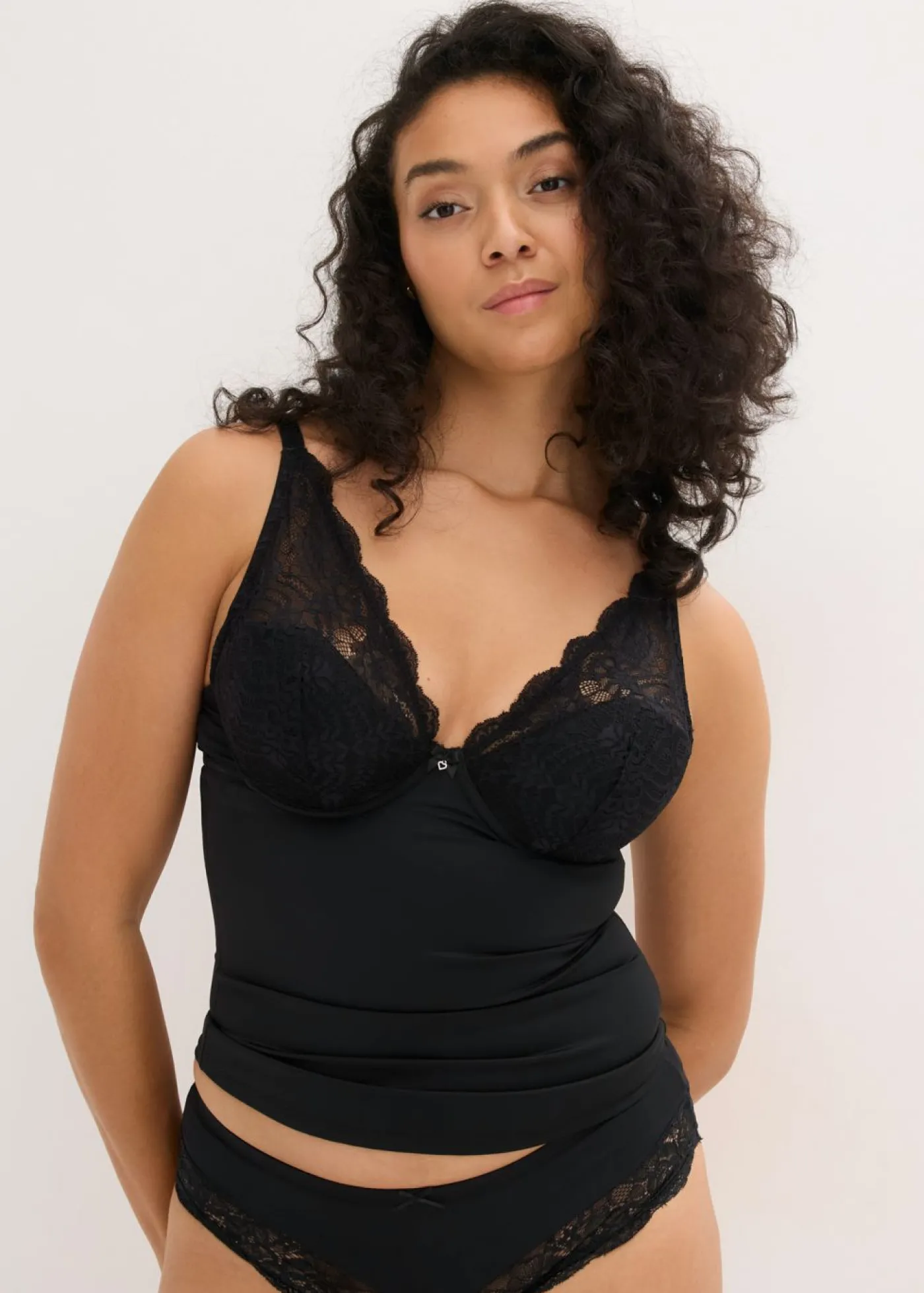 bonprix bonprix Sujetador tipo top con efecto moldeador medio y encaje Negro Online