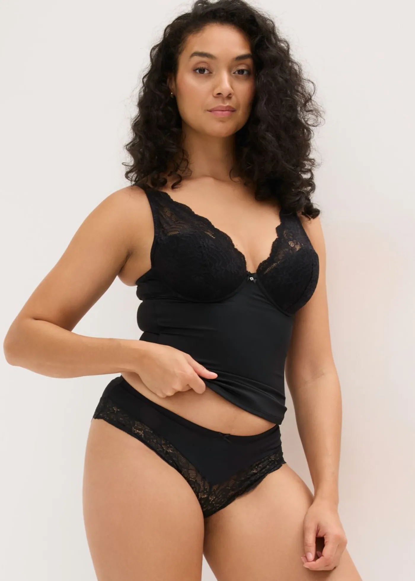 bonprix bonprix Sujetador tipo top con efecto moldeador medio y encaje Negro Online