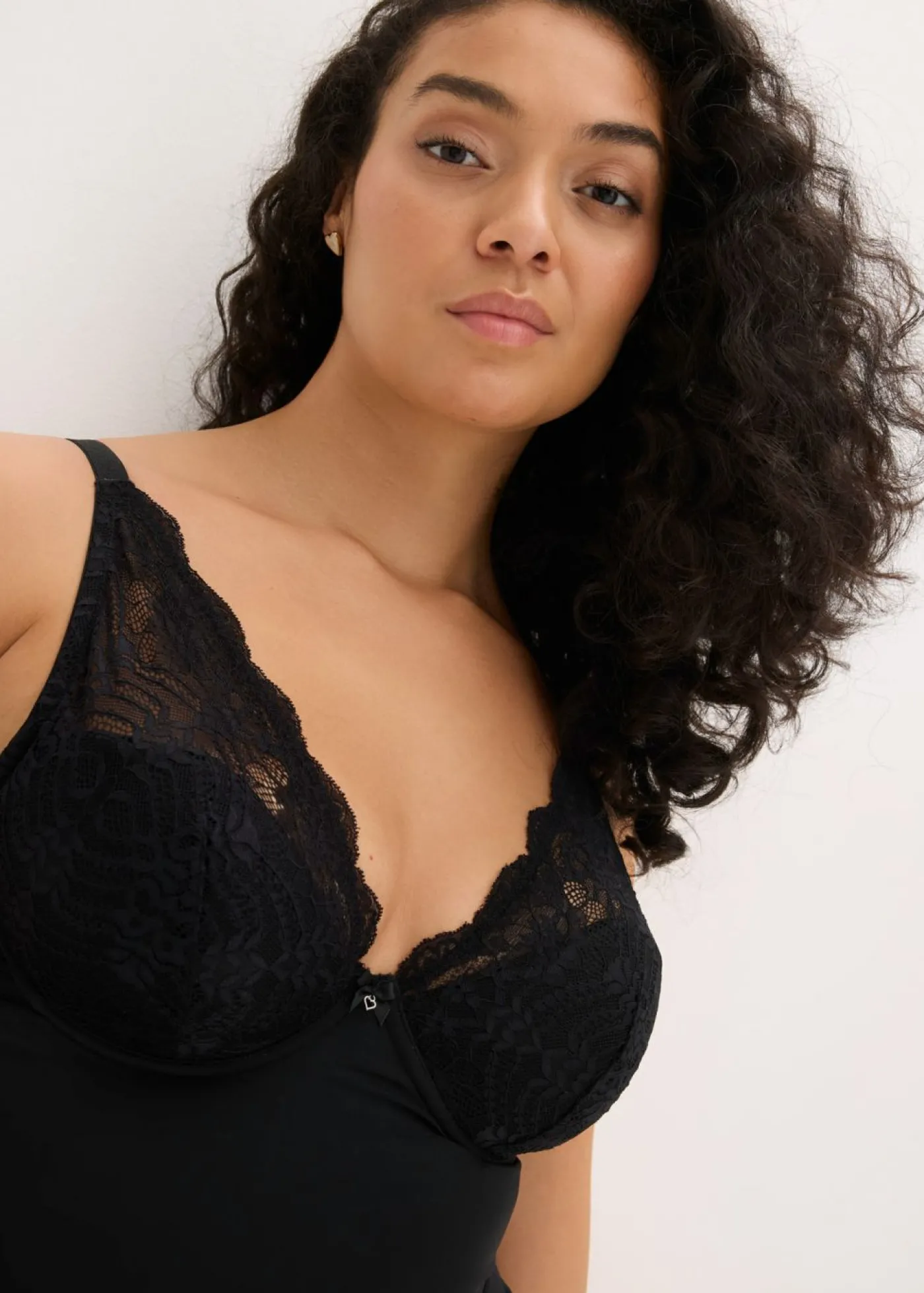 bonprix bonprix Sujetador tipo top con efecto moldeador medio y encaje Negro Online